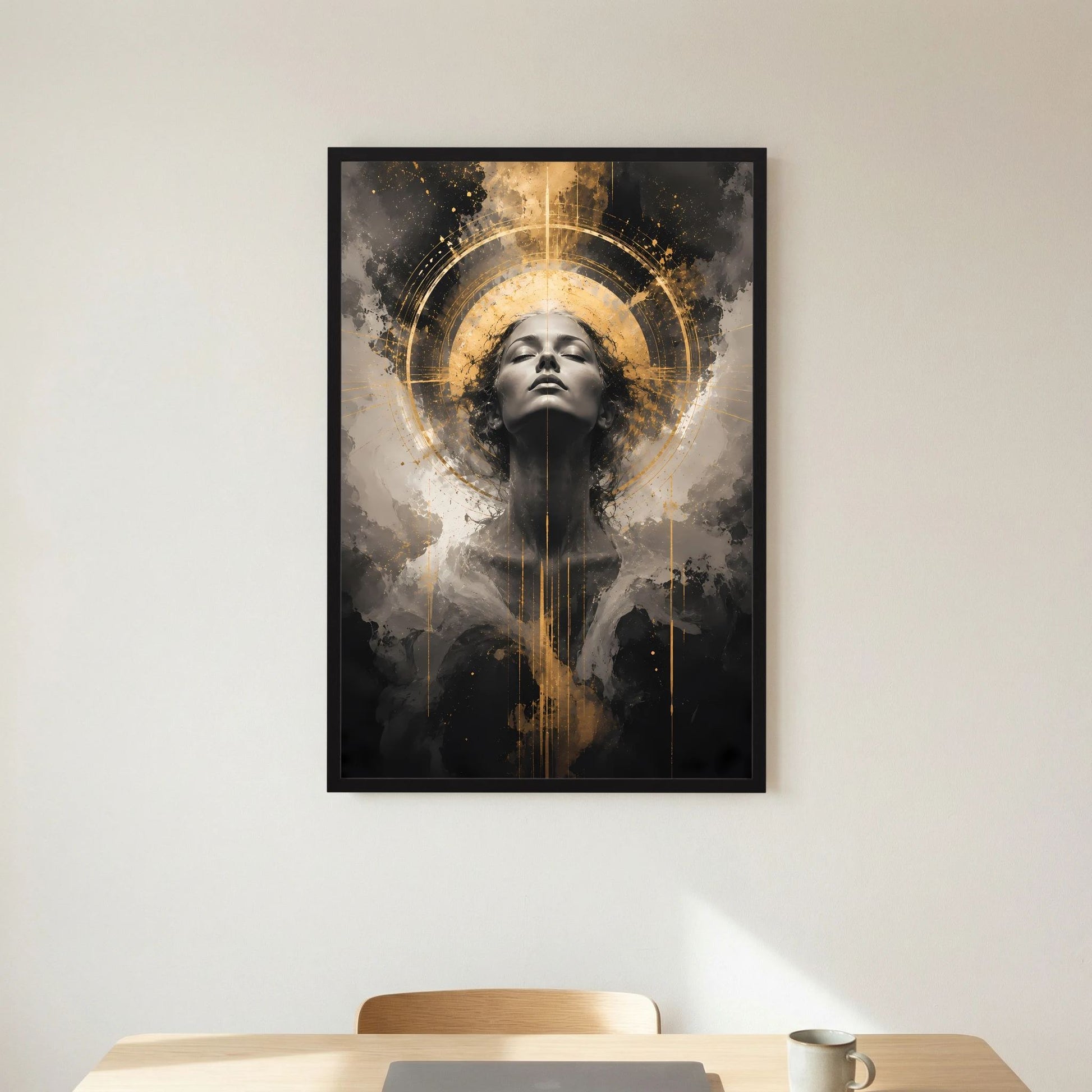 Poster mit abstraktem Frauengesicht in Schwarz und Gold mit goldenem Kreis, schwarzer Rahmen