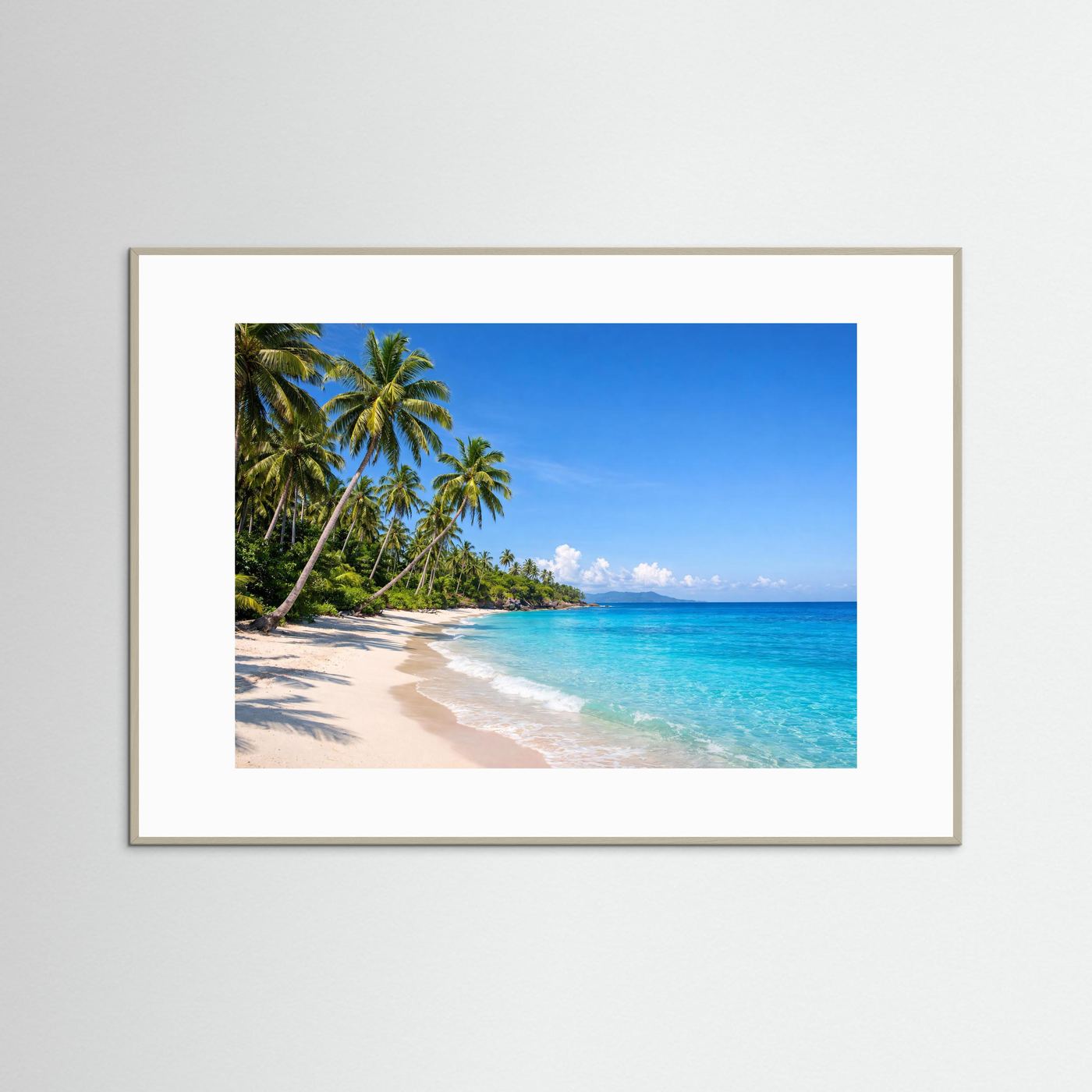 Naturposter im Querformat mit Strand und Palmen, türkisfarbenes Meer, heller Holzrahmen