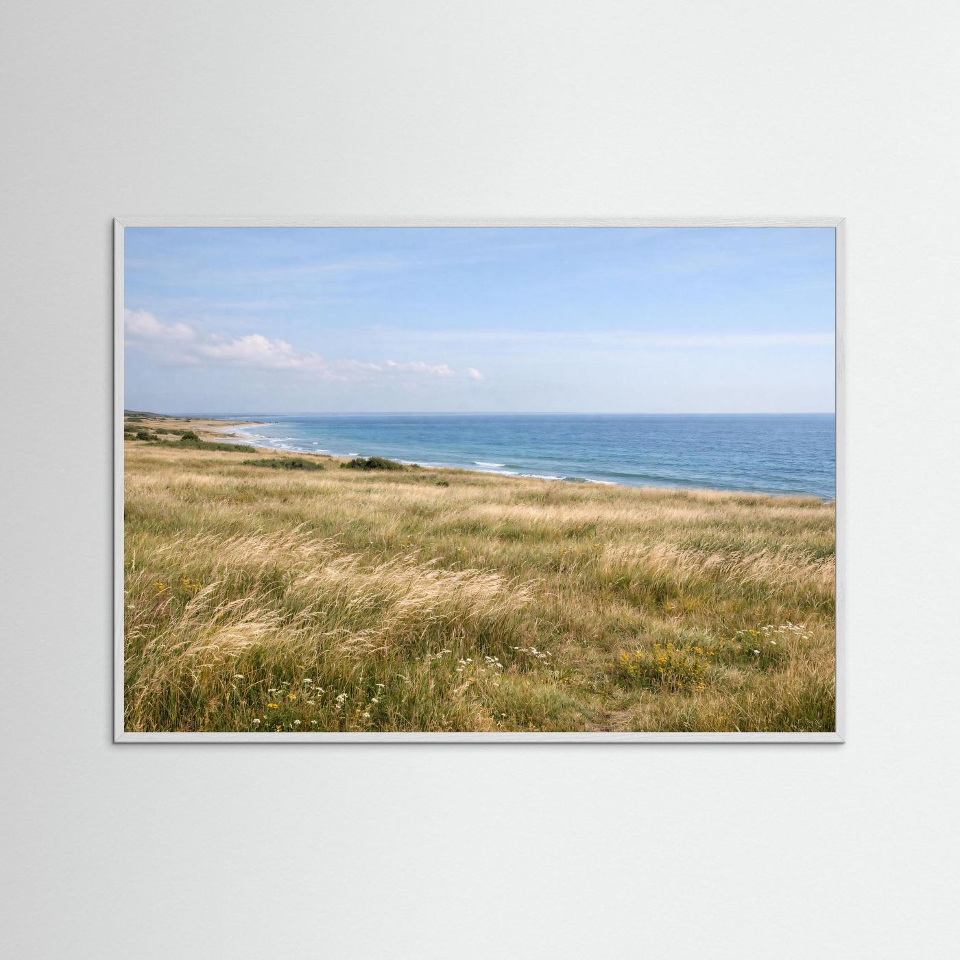 Natur-Panorama-Poster mit Küstenwiese und Ozeanhorizont, grauer Holzrahmen