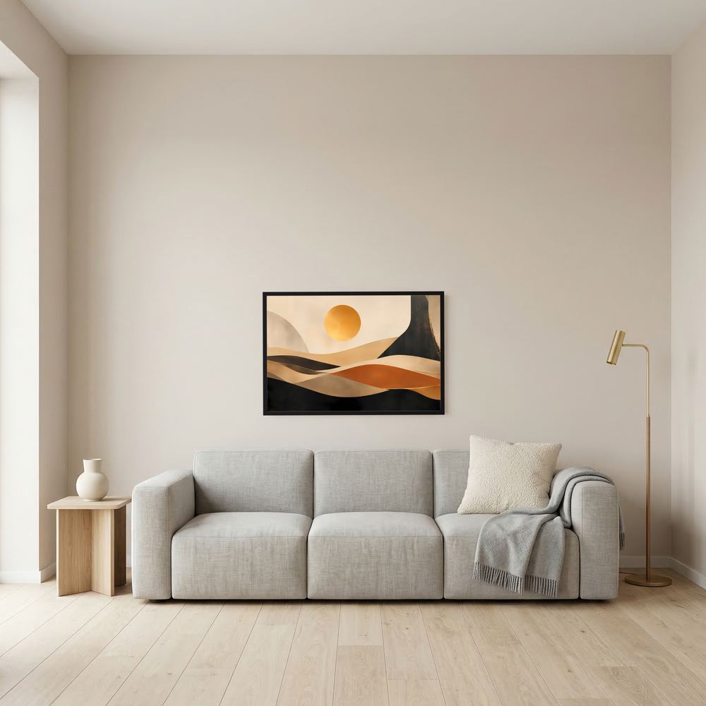 Wandposter mit abstrakten Dünen und gelber Sonne in beige, schwarz und Terrakotta, schwarzer Rahmen.