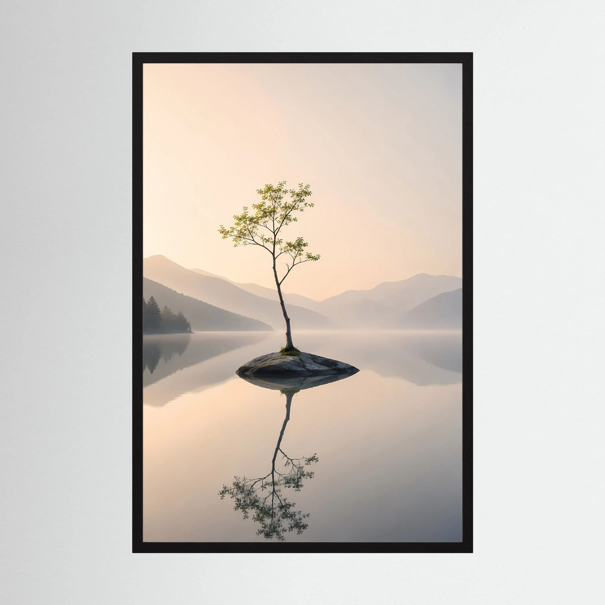 Einsamer Baum im Bergsee | Minimalistische Landschaft mit Spiegelung | Poster Hochformat