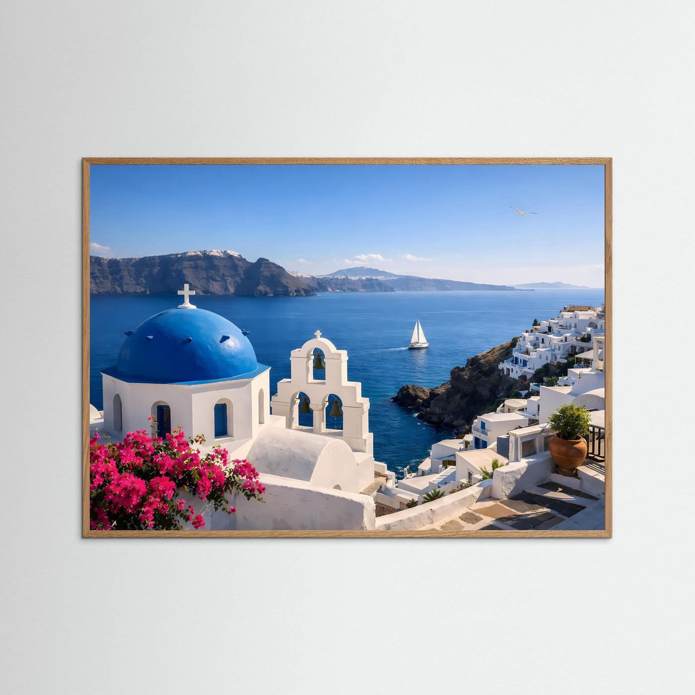 Poster Querformat: blaue Kuppelkirche, Meer und weiße Häuser mit pinken Blüten im braunem Rahmen.