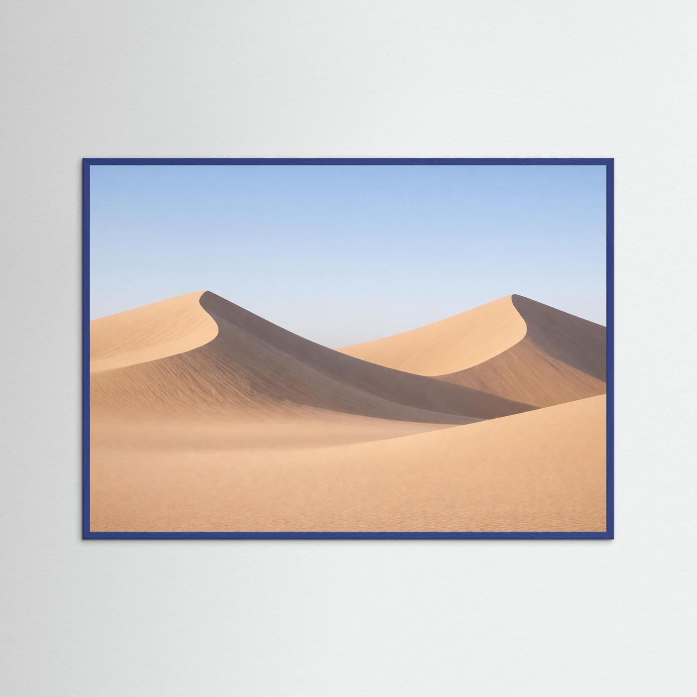 Wüstenlandschafts-Poster im Querformat mit Sanddünen, im blauen Rahmen