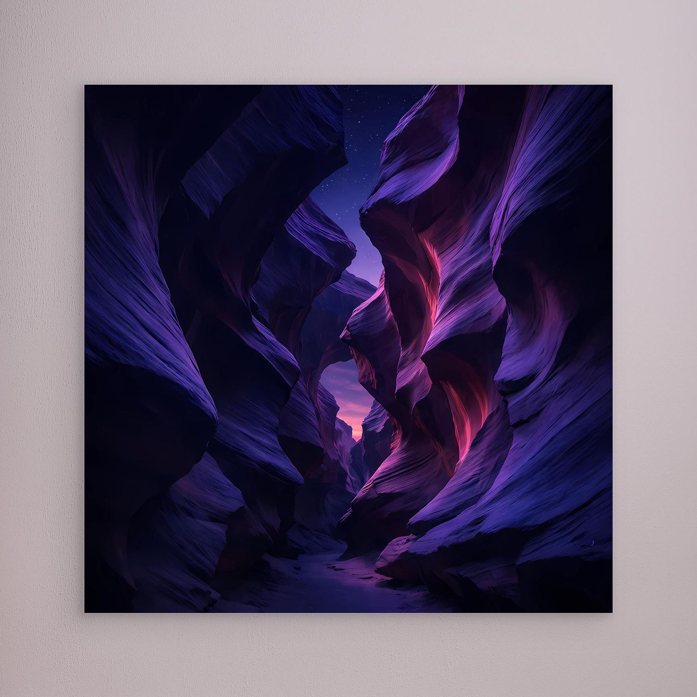 Leinwandbild mit violettem Canyon-Motiv, dunkle Schlucht, ohne sichtbaren Rahmen