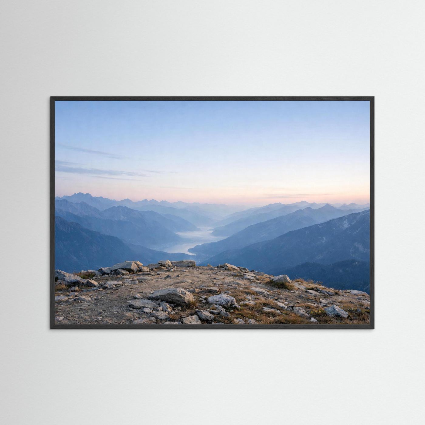 Querformat-Poster mit Bergpanorama in Dämmerungsfarben, schwarzer Holzrahmen