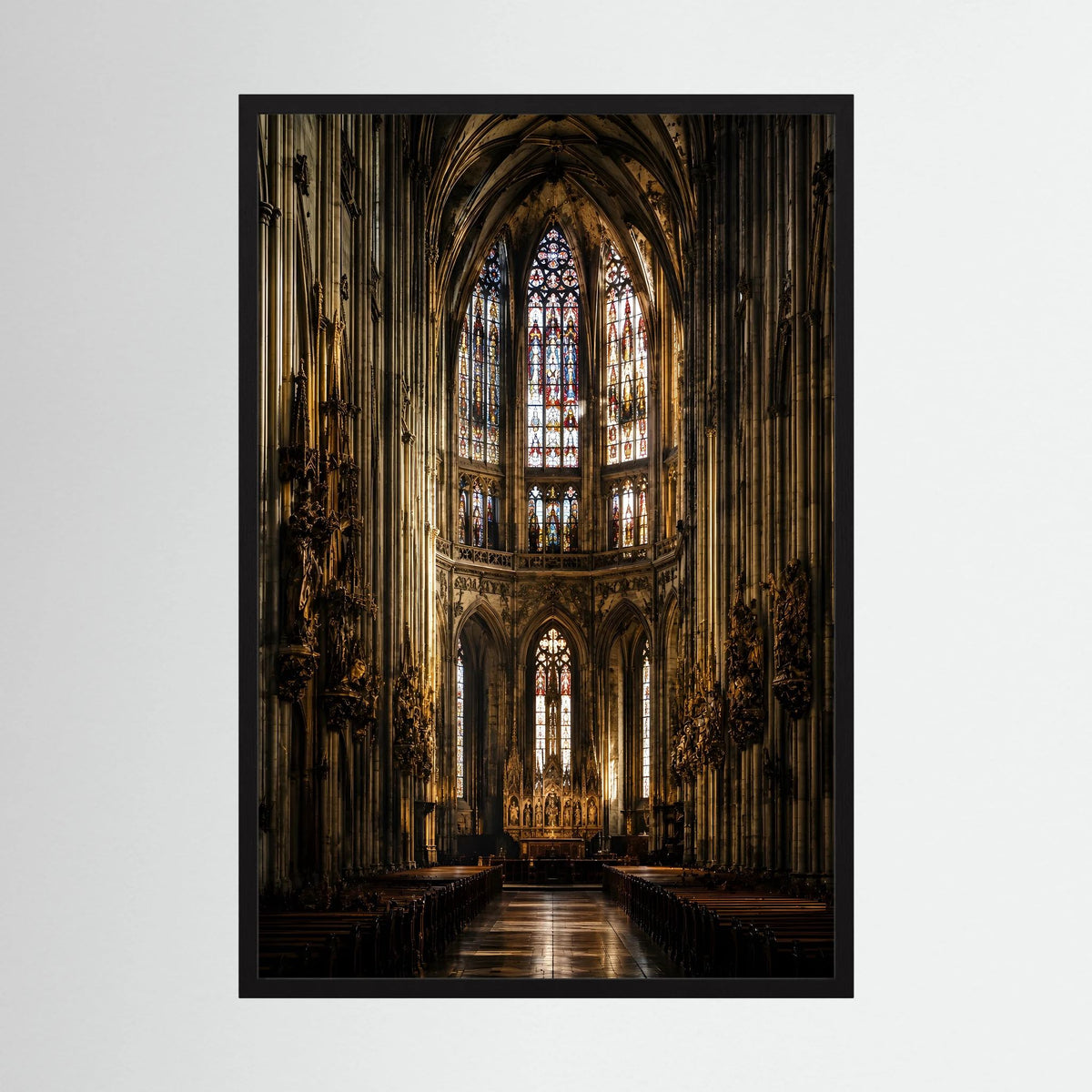 Gerahmtes Kunstposter: gotischer Kircheninnenraum mit buntem Buntglasfenster, schwarz gerahmt