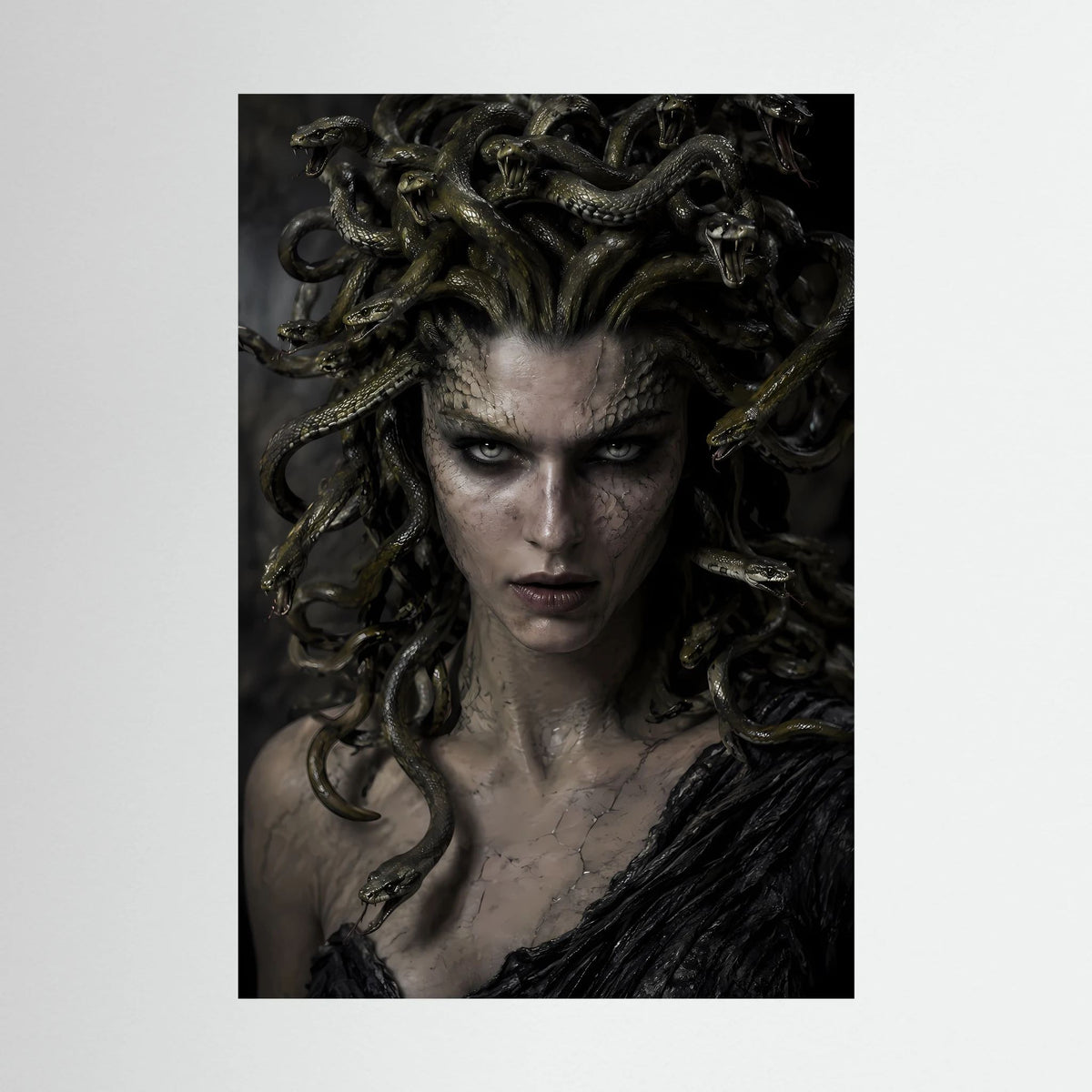 Hochformat-Poster mit Medusa-Gesicht, grünen Schlangenhaaren und düsterem Blick