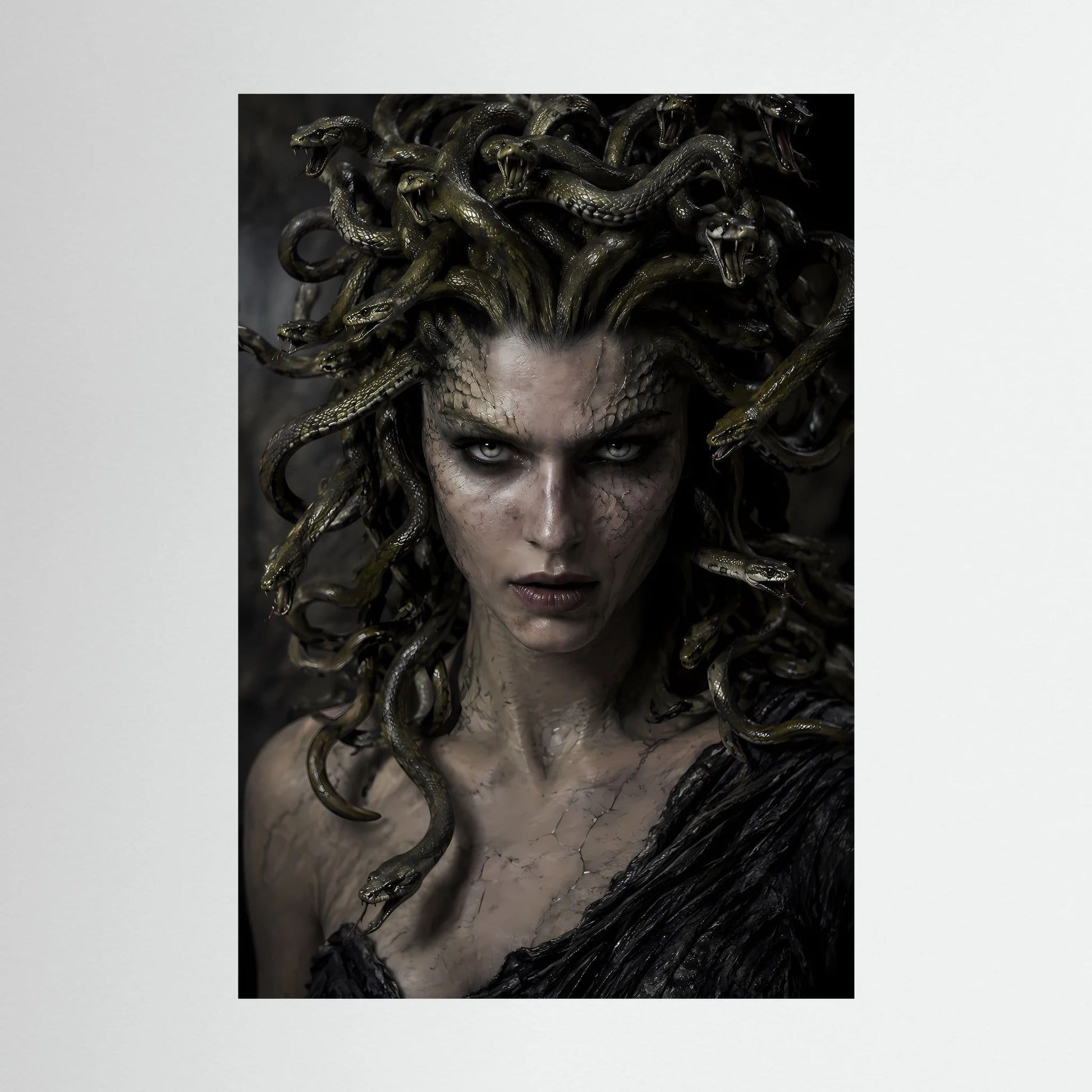 Hochformat-Poster mit Medusa-Gesicht, grünen Schlangenhaaren und düsterem Blick