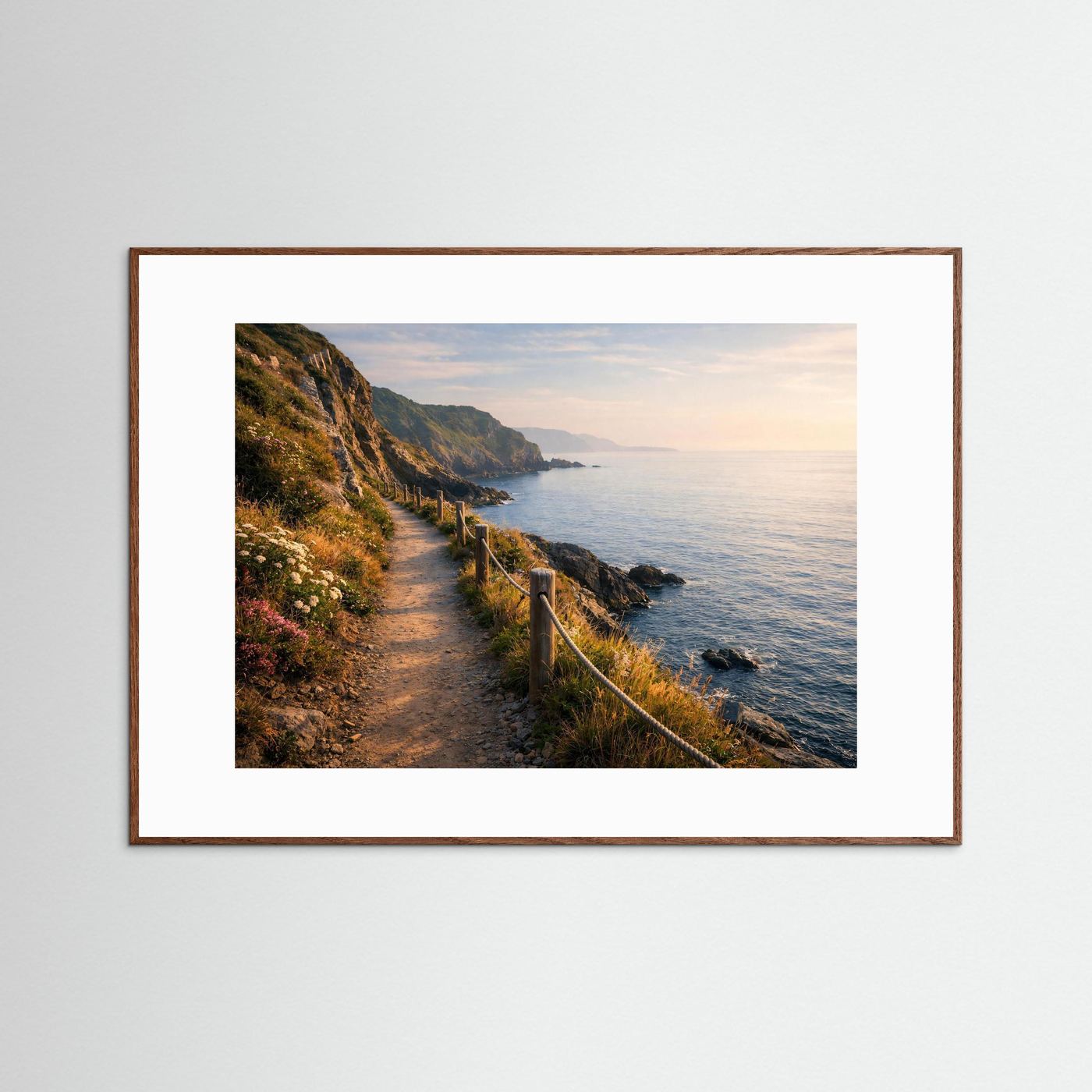 Panorama-Wandposter mit Küstenpfad am Meer im braunen Holzrahmen