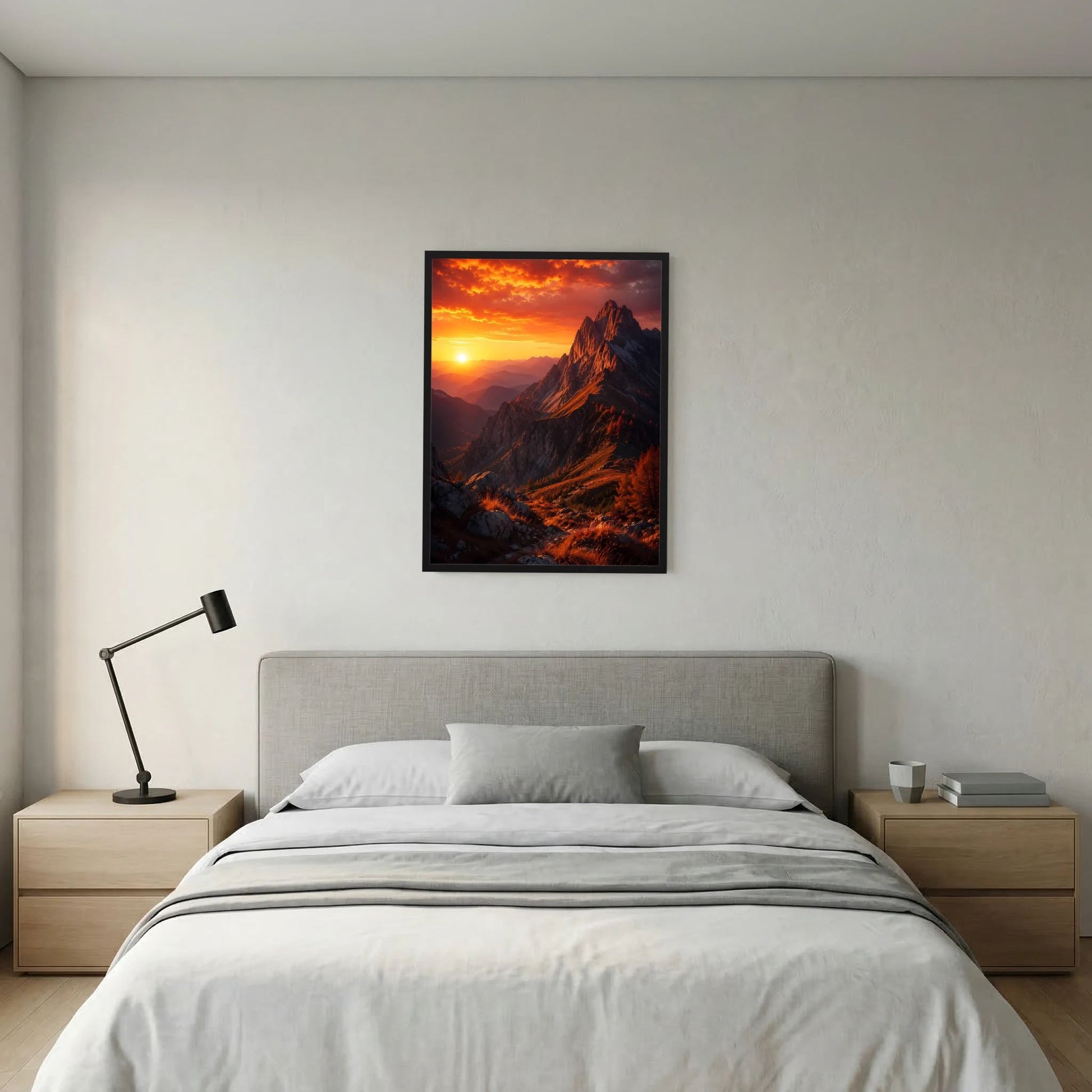 Poster im Hochformat: Berggipfel bei Sonnenuntergang mit orangefarbenem Himmel, schwarzer Rahmen