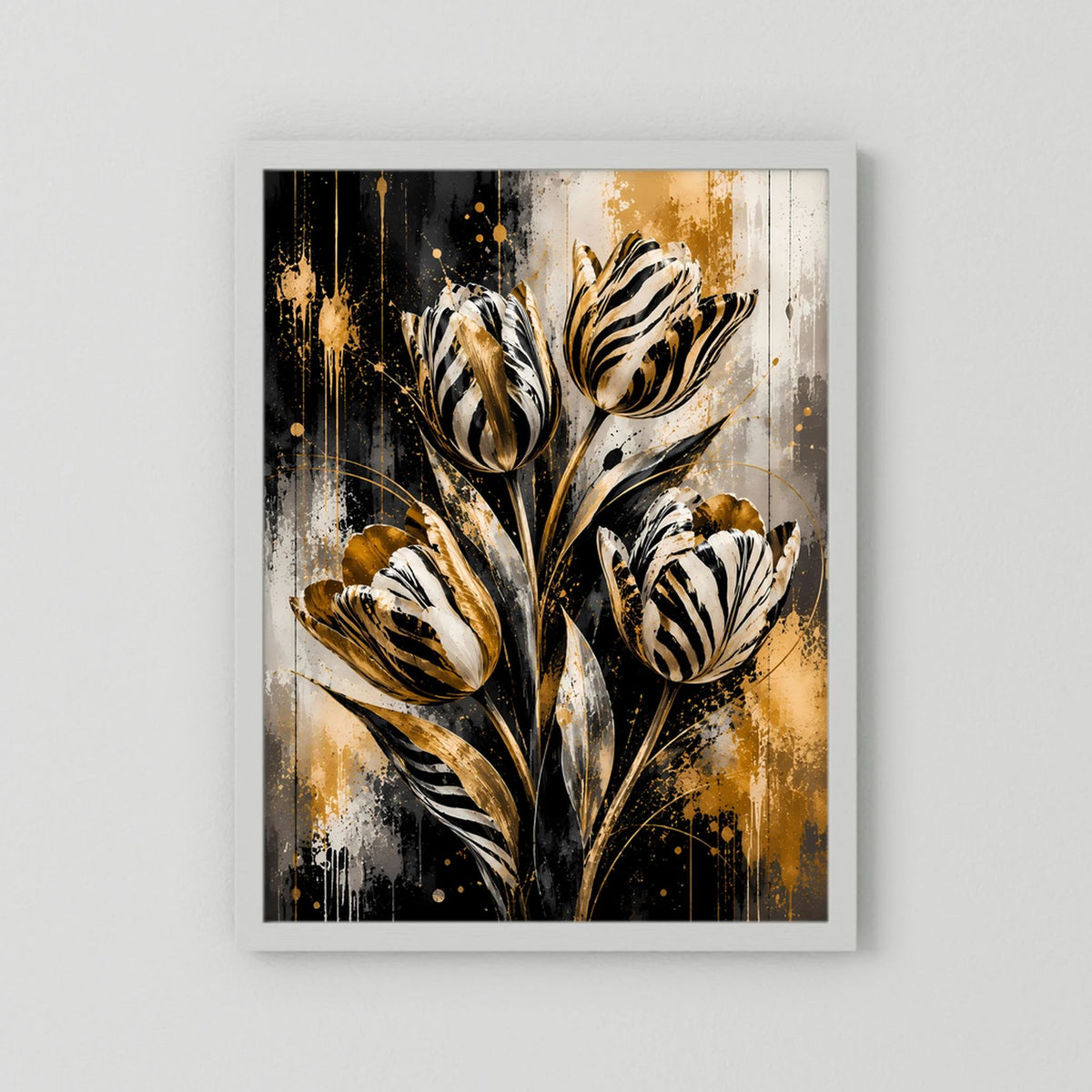 Hochformatiges Poster mit abstrakten Tulpen in Schwarz, Weiß und Gold, im hellen Rahmen