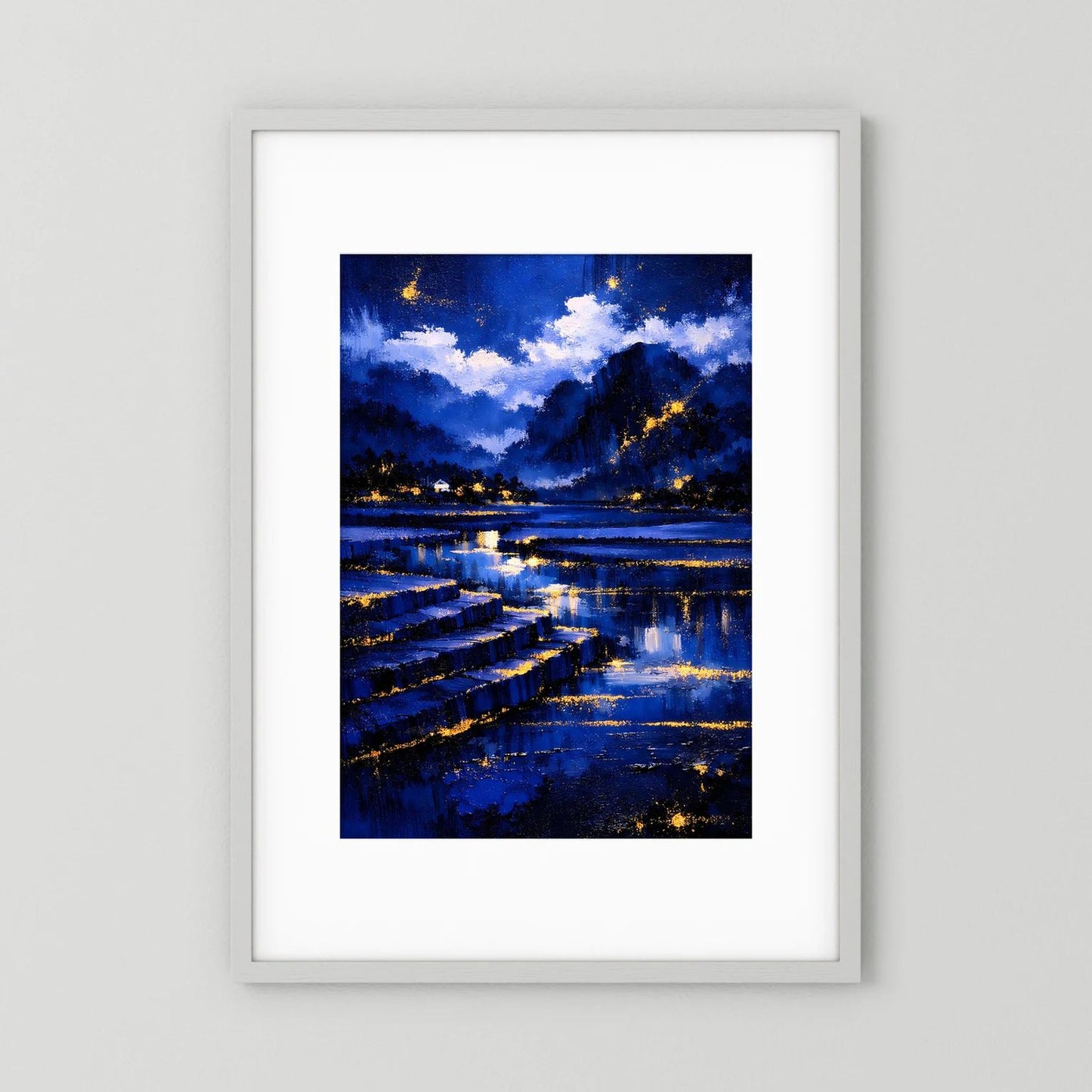 Hochformatiges Poster mit abstrakter Nachtlandschaft in Blau und Gold, im weißen Holzrahmen