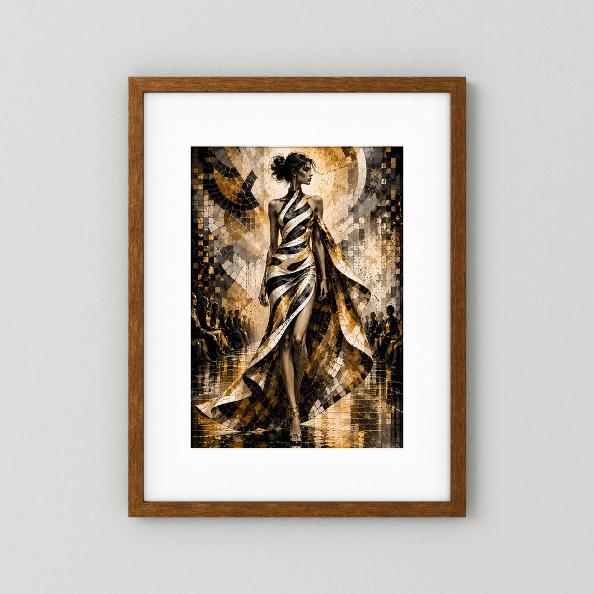 Poster im Hochformat in braunem Rahmen mit stilisierter Frau im Schwarz-Weiß-Gold-Kleid