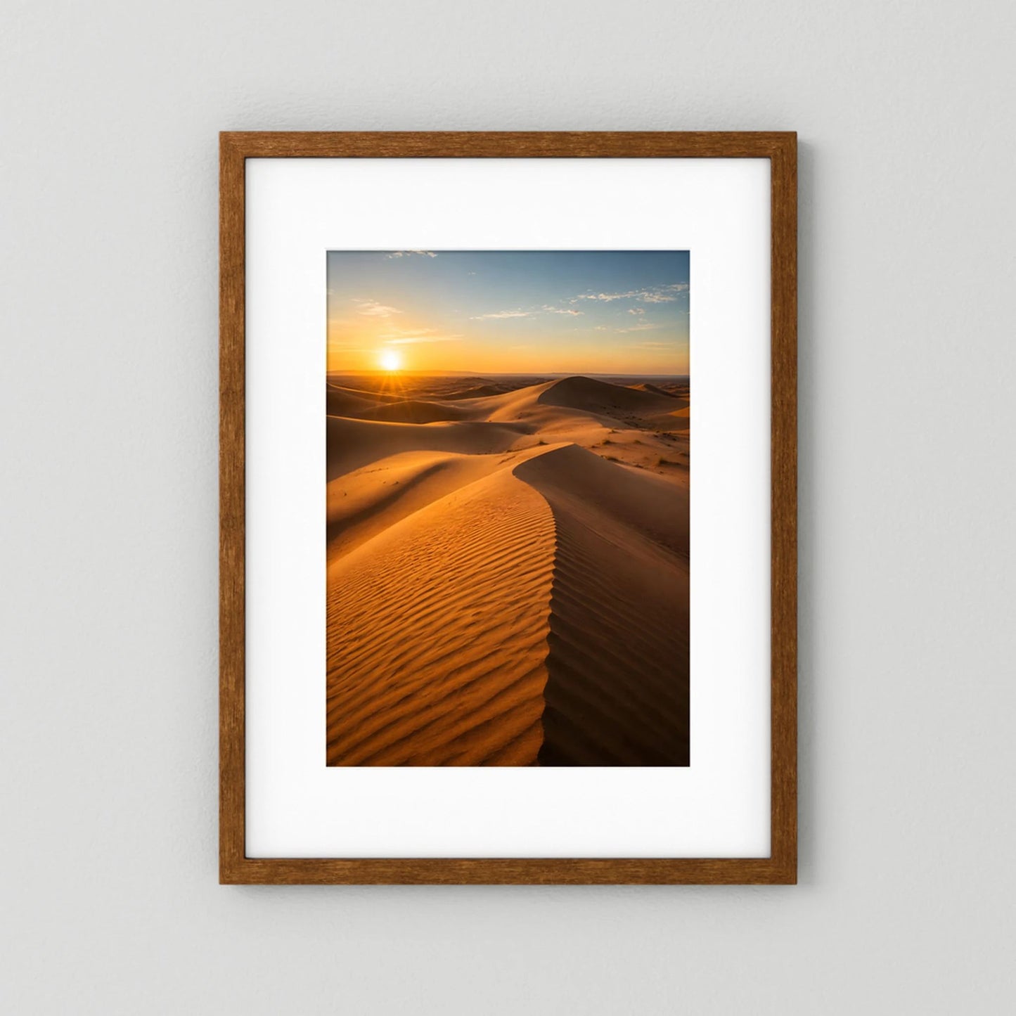 Landschaftsposter im Hochformat: Sanddünen bei Sonnenuntergang, brauner Holzrahmen