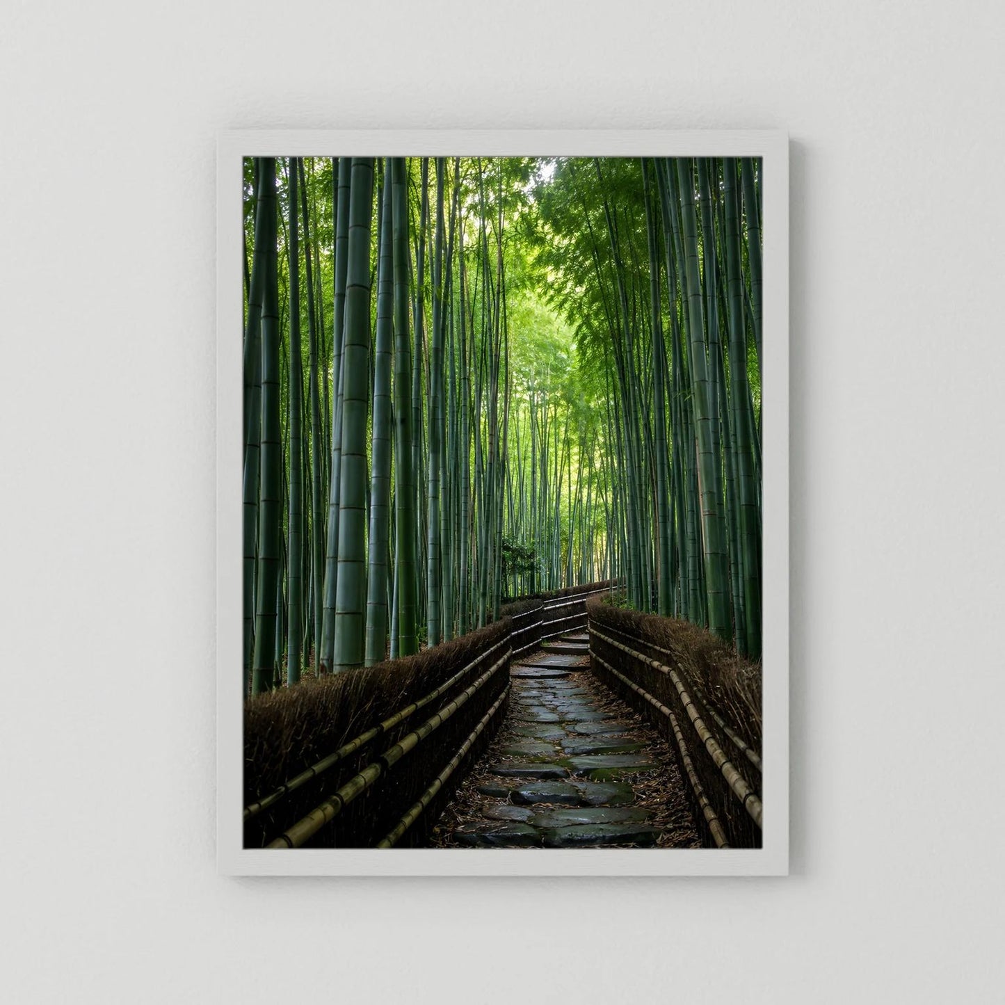 Hochformat-Poster mit Bambuswald und Weg, weißer Rahmen