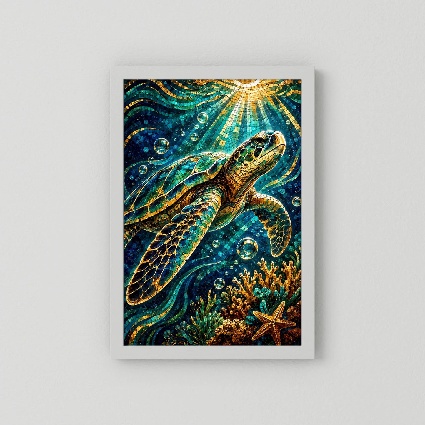 Poster im Hochformat mit Meeresschildkröte im Mosaikstil, türkis-goldene Unterwasserfarben