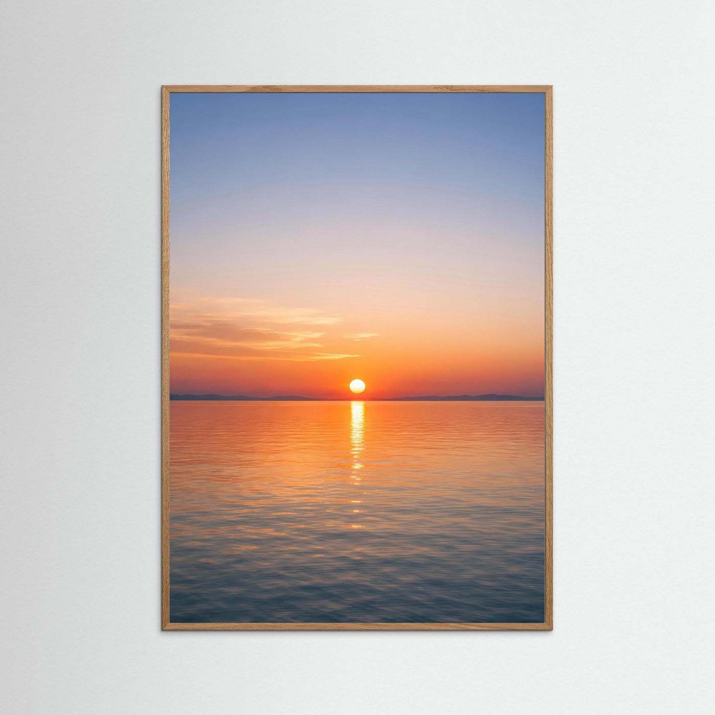 Hochformatiges Wandbild im hellen Eichenrahmen mit Sonnenuntergang über dem Meer