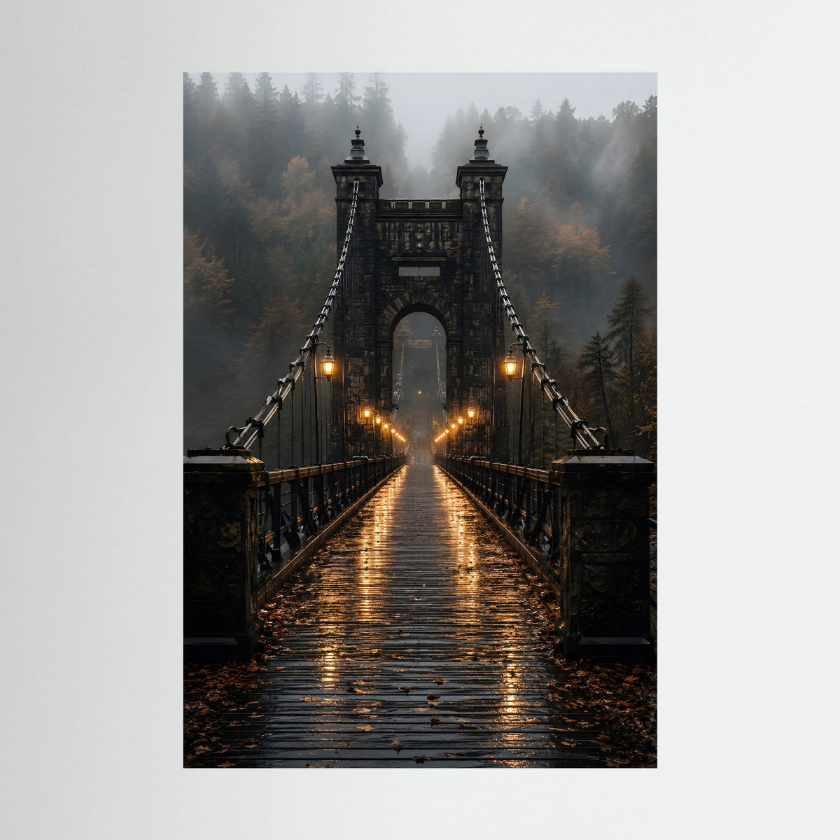 Poster: Hängebrücke im Nebelwald mit leuchtenden Laternen und nassem Weg.