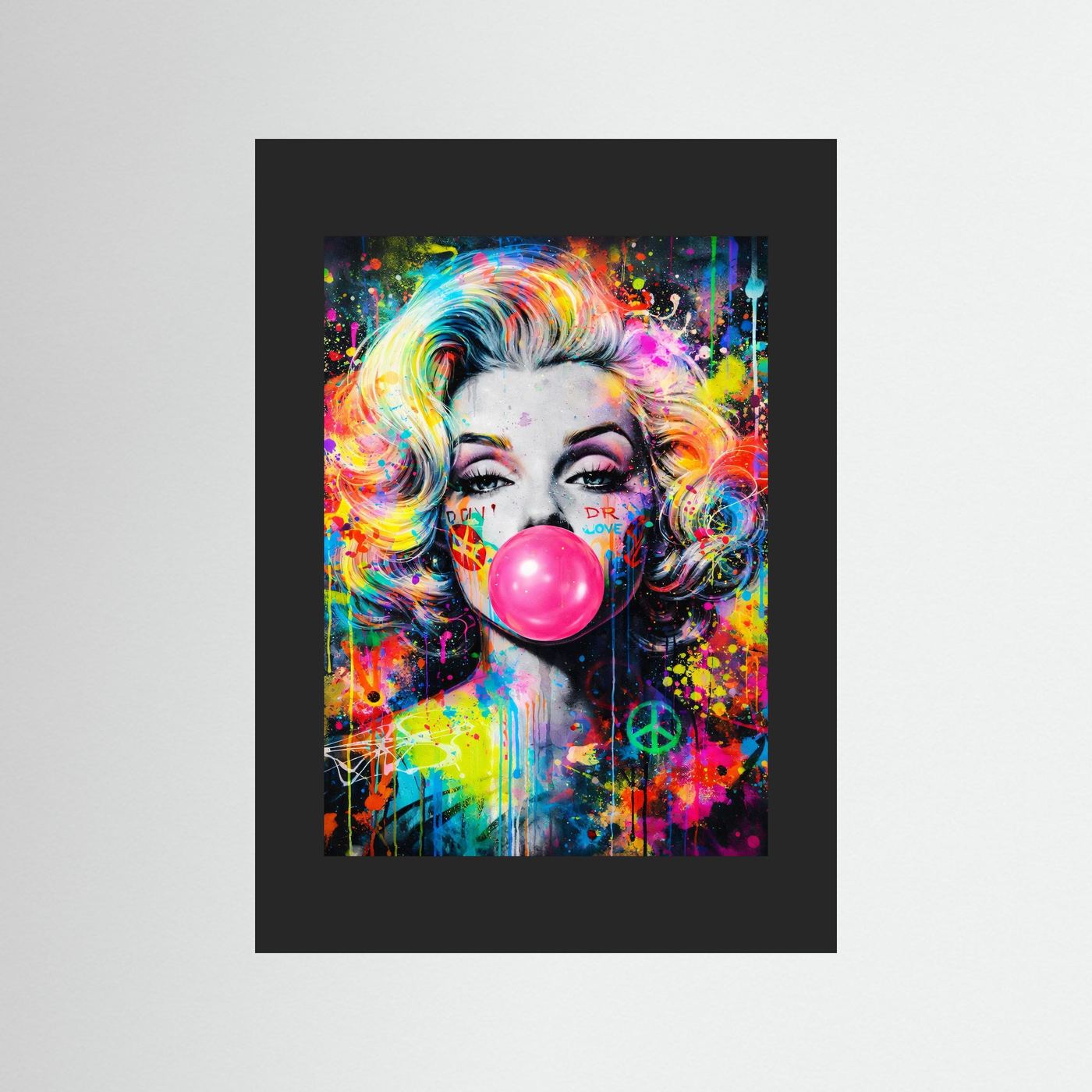 Poster mit Porträt einer blonden Frau und pinker Kaugummiblase im Neon-Graffiti, schwarzer Rand