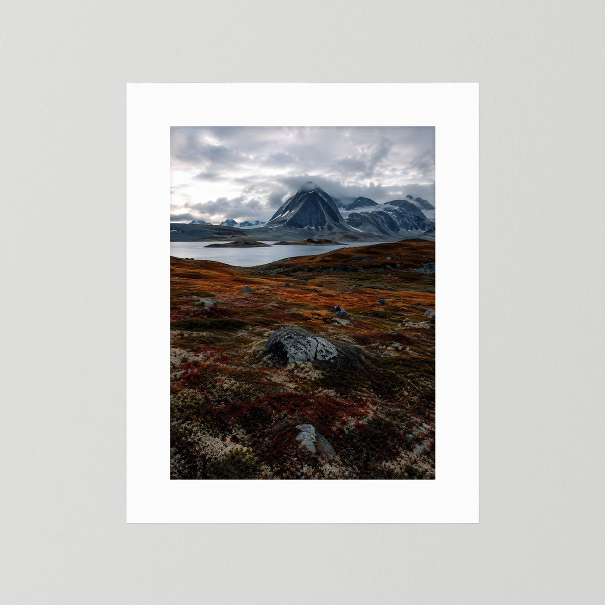 Naturposter im Hochformat mit weißem Passepartout: Berglandschaft in Grau und Rostrot