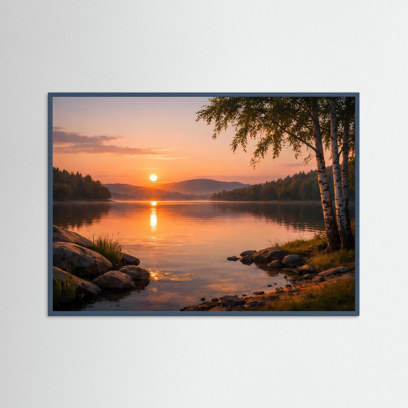 Landschaftsposter mit dunklem Rahmen: Sonnenuntergang am See mit Birken, Steinufer