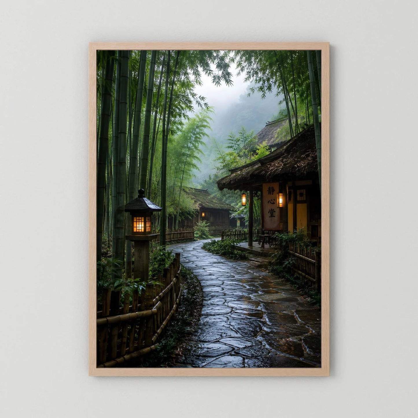 Wandposter mit hellem Holzrahmen: Bambusallee und Zen-Weg mit Laternen, Hochformat.