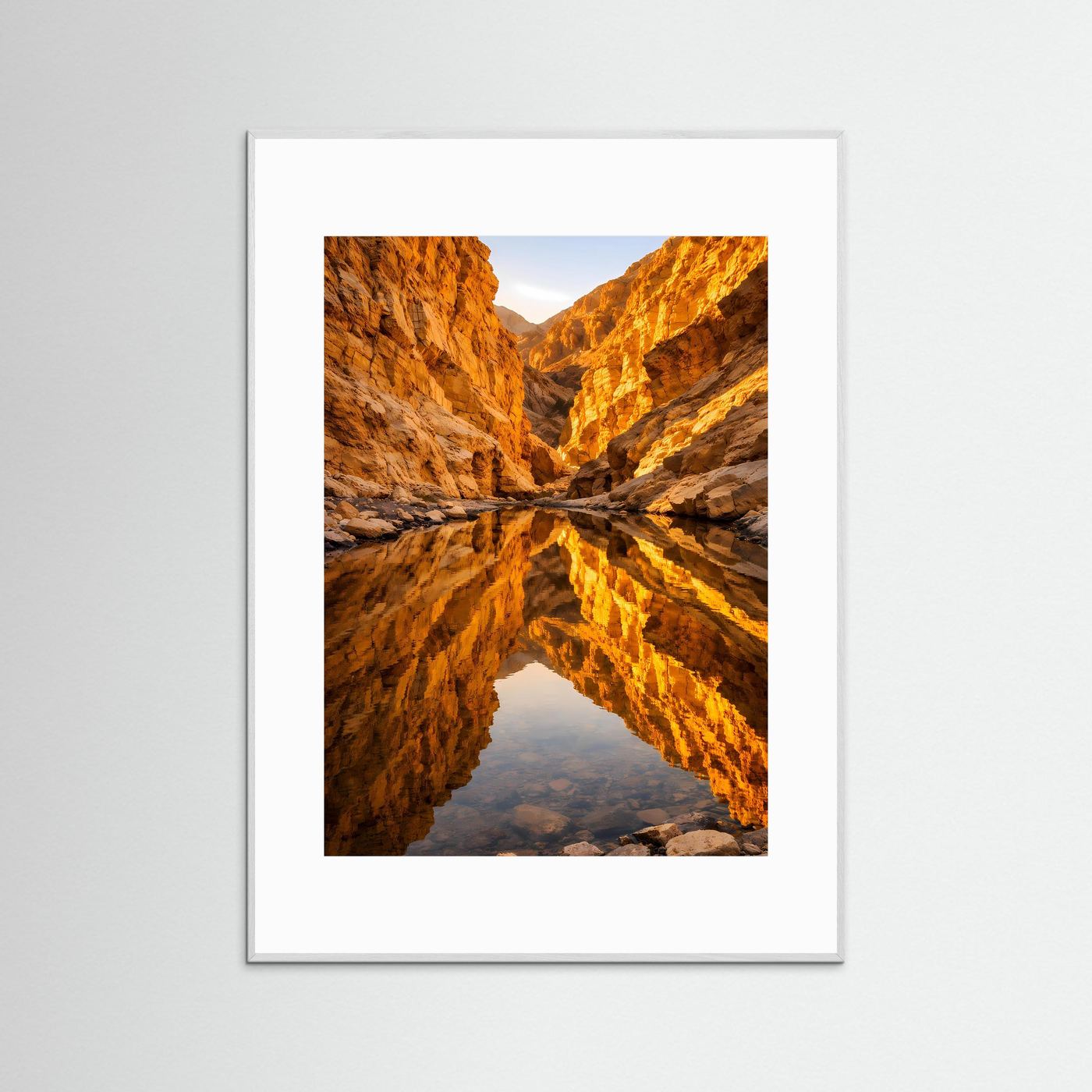 Canyon-Poster mit Wasserspiegelung in ockerfarbenen Felsen, in weißem Rahmen