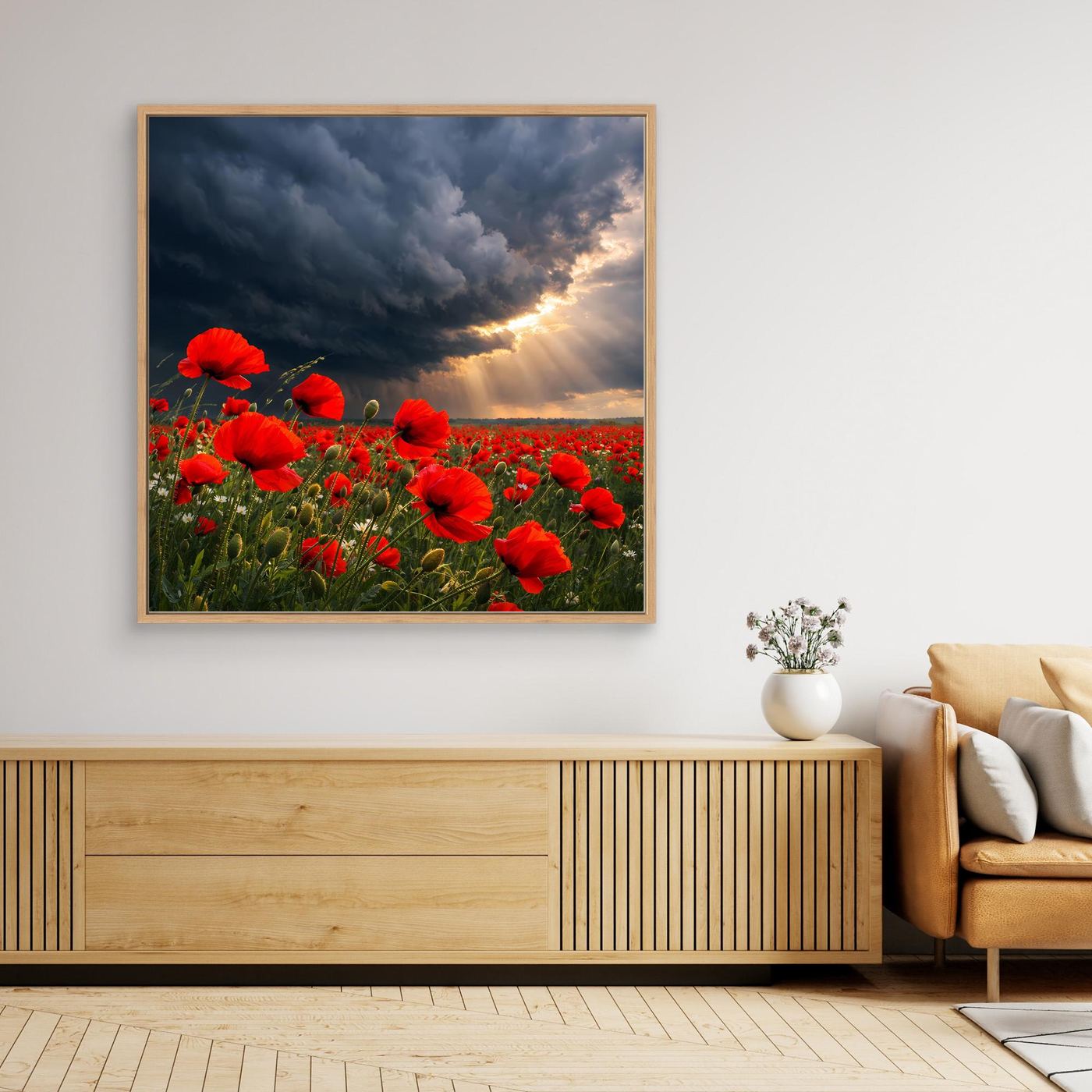 Leinwandbild mit roten Mohnblumen, naturfarbenem Holzrahmen, dramatischer Gewitterhimmel
