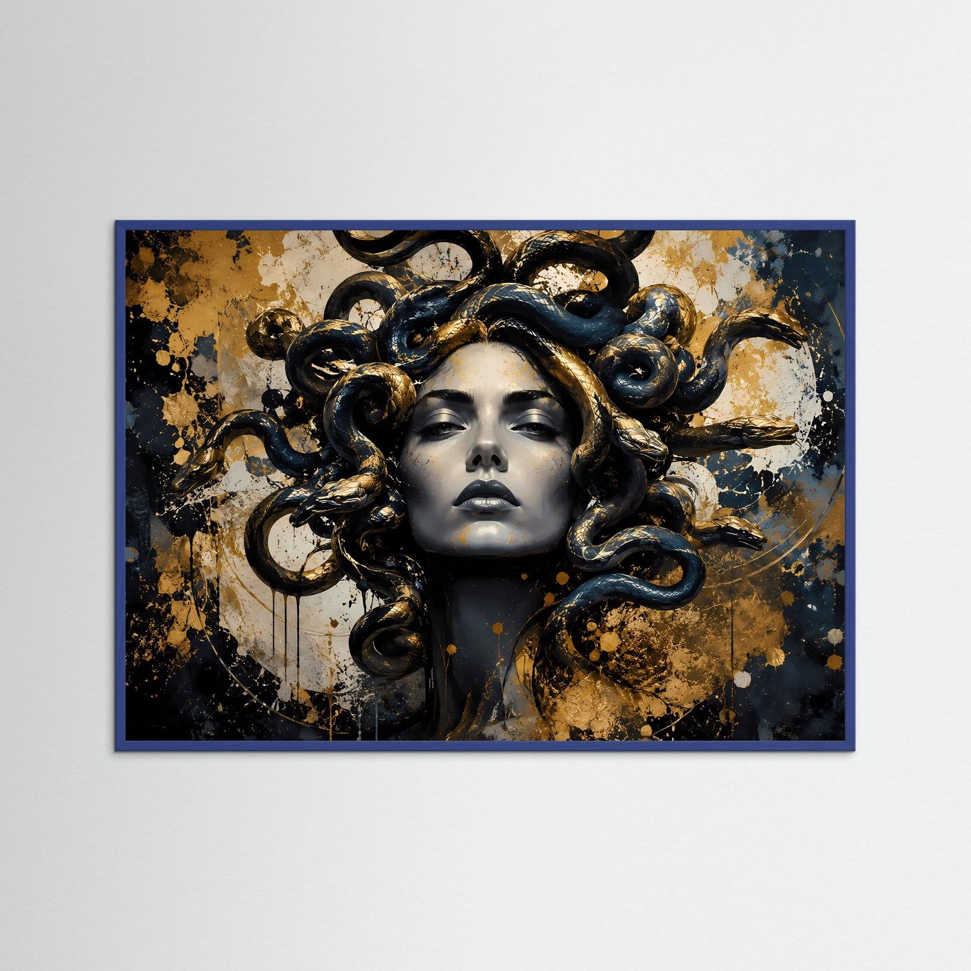 Poster mit blauem Rahmen: Medusa in Schwarz und Gold, goldene Schlangen
