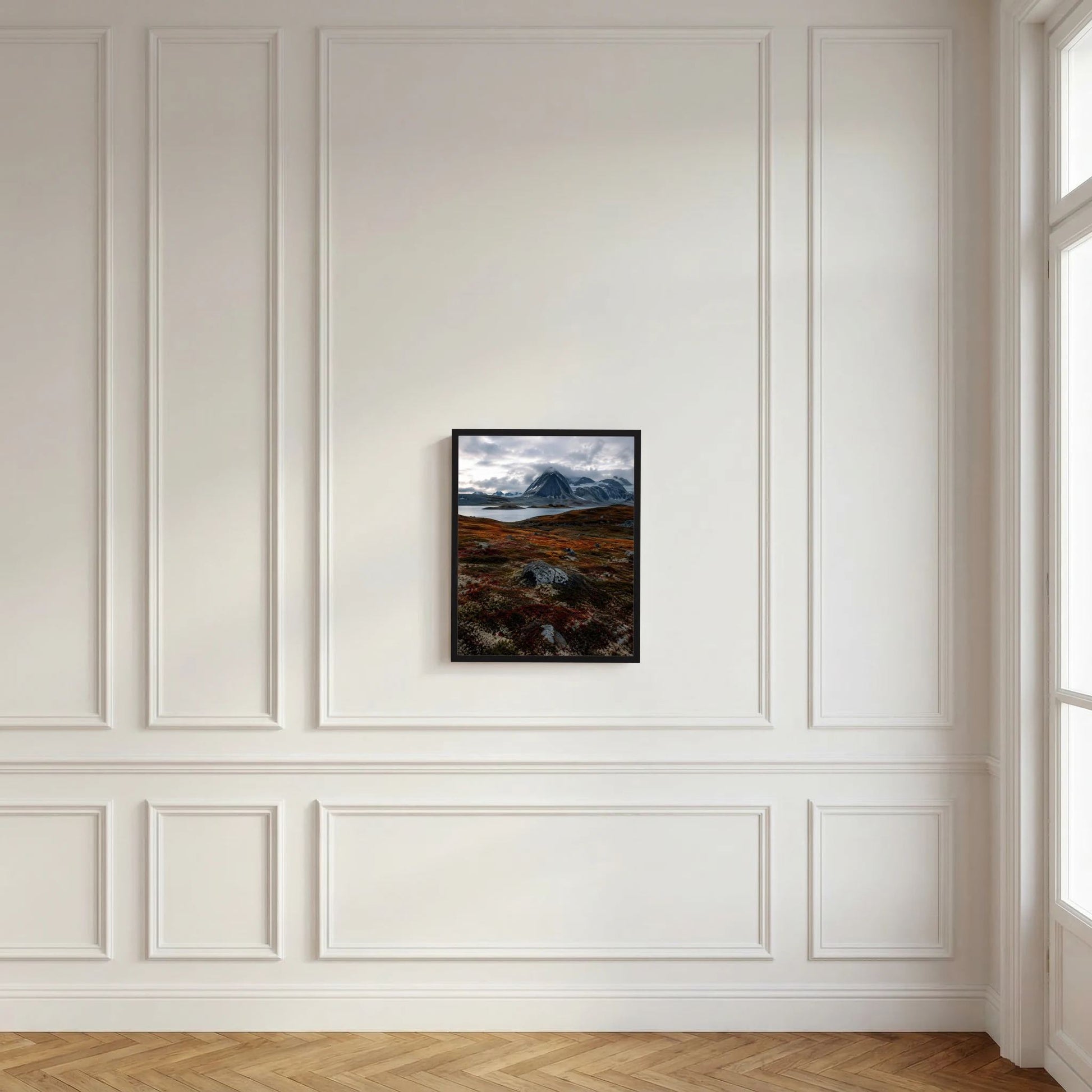 Naturposter im Hochformat mit Berglandschaft und See, schwarzer Rahmen