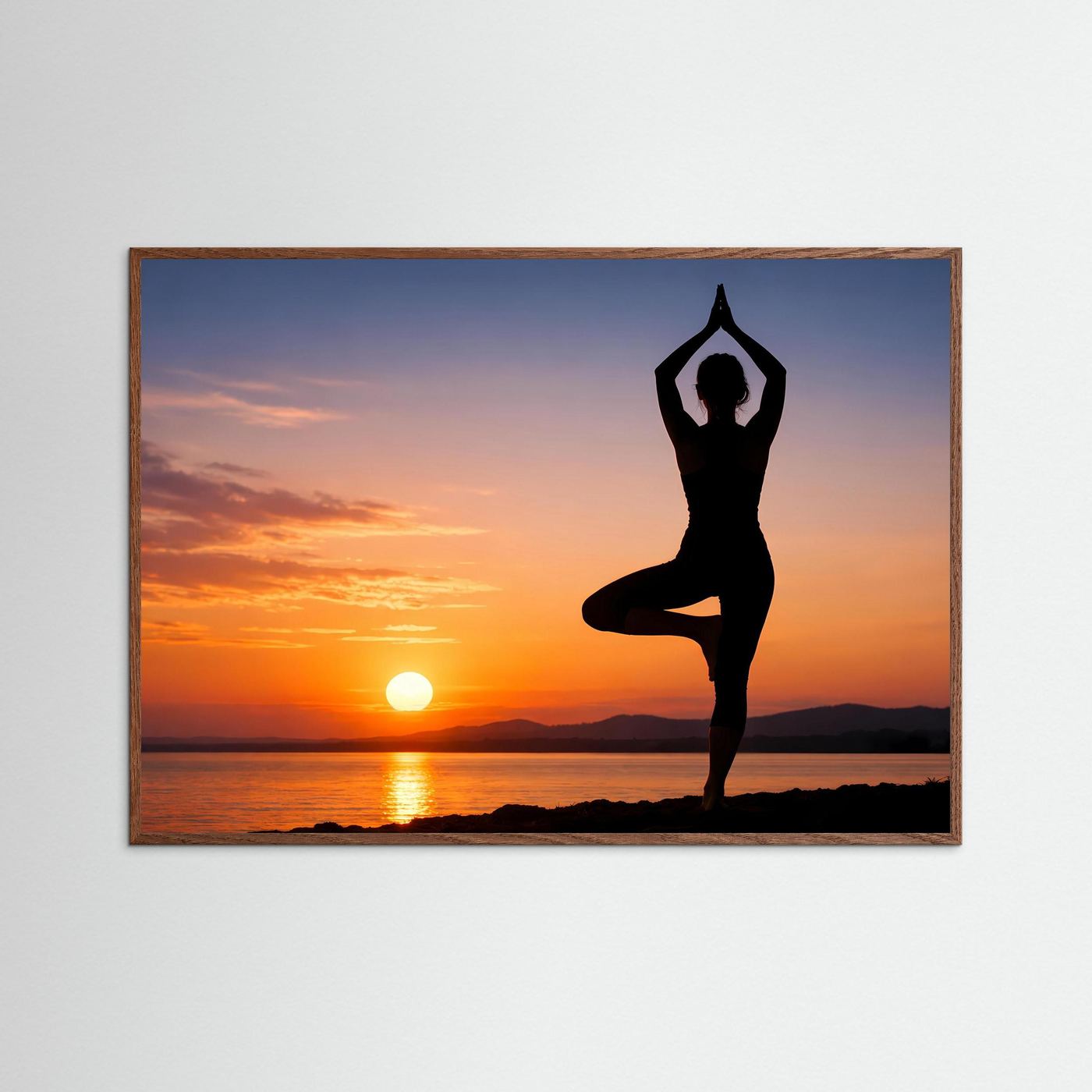 Poster im Querformat mit Yoga-Silhouette und Sonnenuntergang, brauner Rahmen