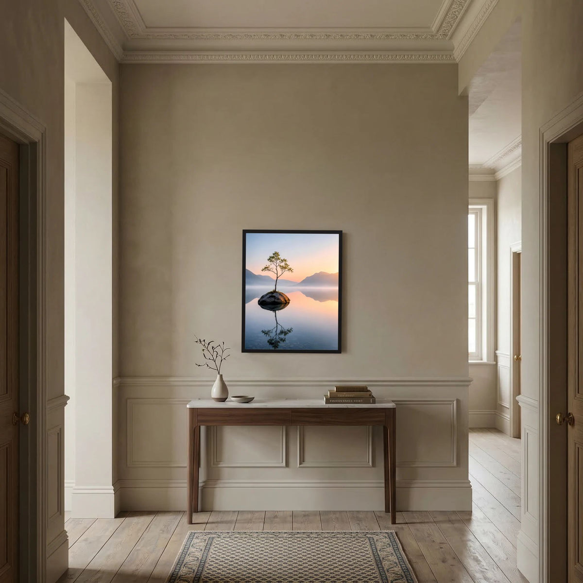 Kunstposter im kleinen Rahmen: Baum auf Steininsel im Bergsee, pastelliger Sonnenaufgang.