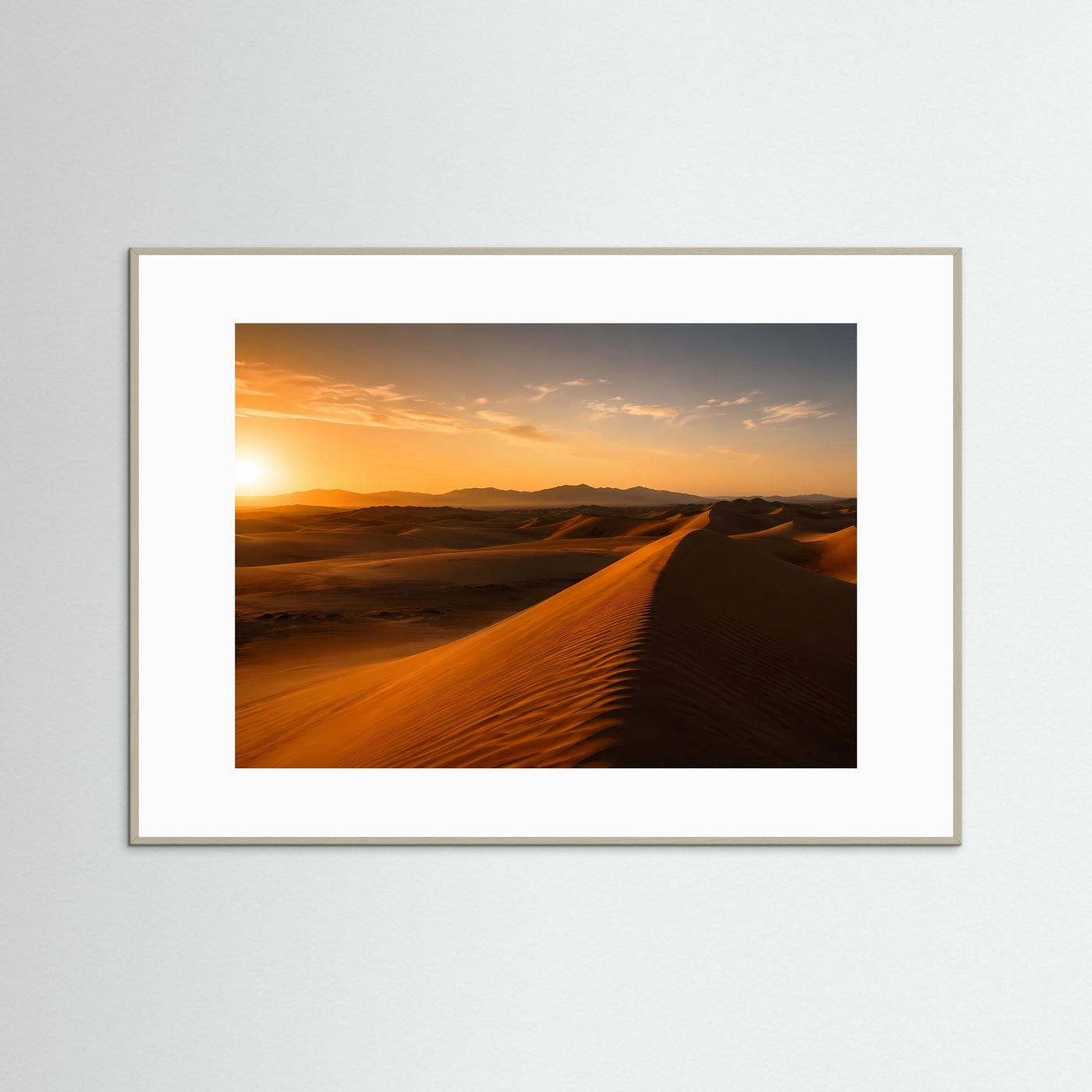 Wüstenlandschafts-Poster im Querformat mit hellem Holzrahmen und goldener Abendsonne