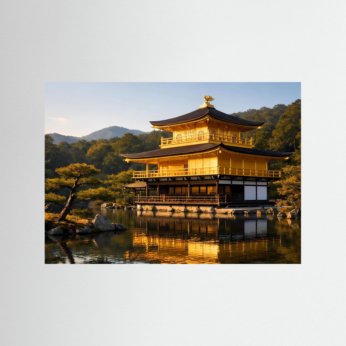 Unrahmtes Poster mit goldenen Tempelpavillon am Wasser, Abendlicht und Bergkulisse