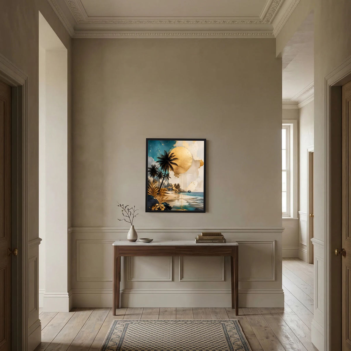 Strand-Poster mit Palmen und goldener Sonne im schwarzen Rahmen an der Wand im Flur