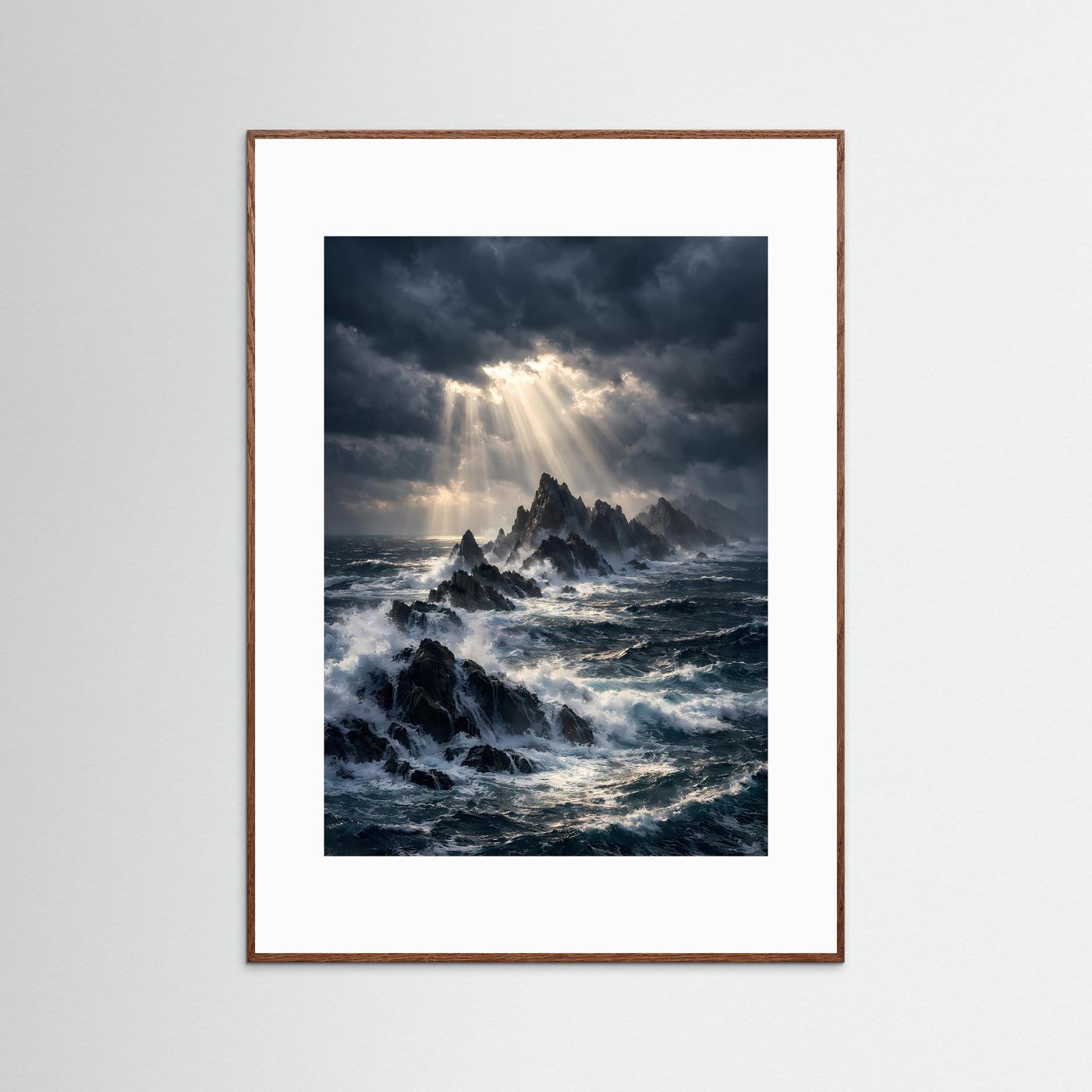 Hochformatiges Ozeanposter mit Klippen im dunklen Holzrahmen und Lichtstrahlen