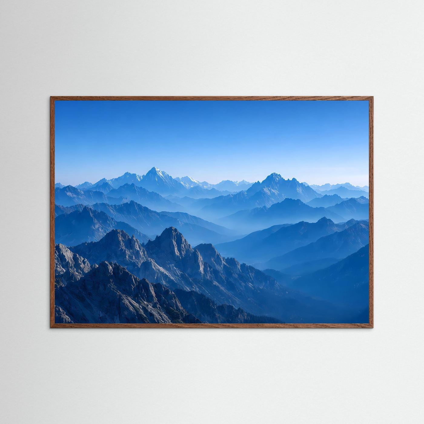 Wandbild mit blauem Alpengebirge im Panorama, brauner Holzrahmen