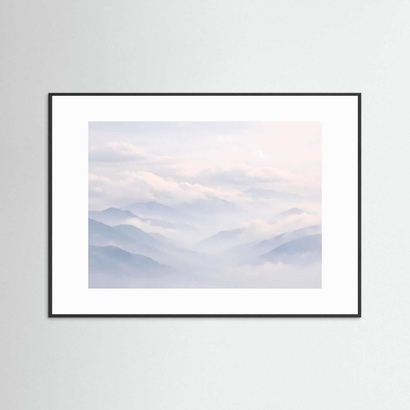 Panorama-Landschaftsposter mit nebligen Bergen im Wolkenmeer im schwarzen Rahmen, querformatig