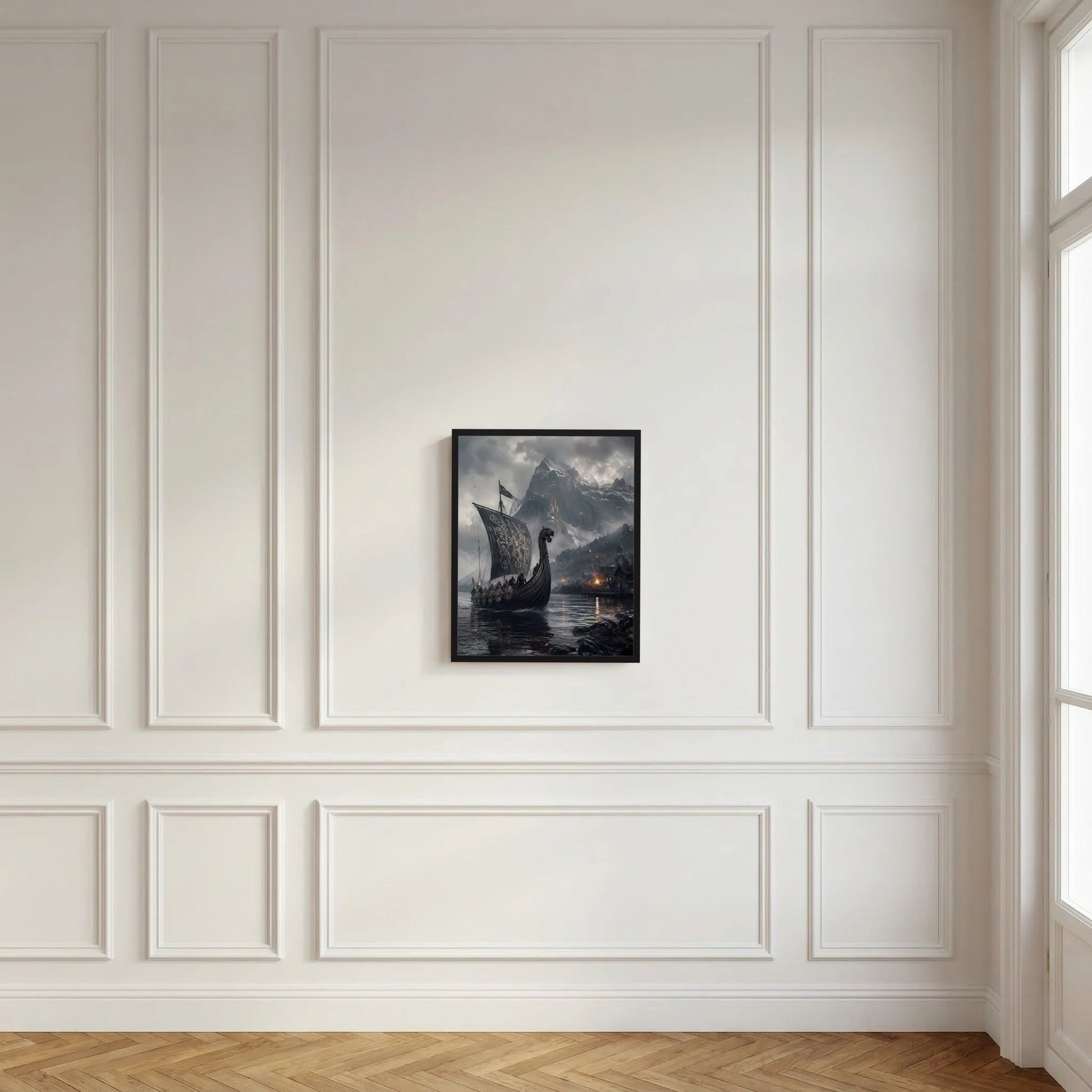 Wandposter mit Wikinger-Langschiff im Fjord, schwarzer Rahmen an heller Wand