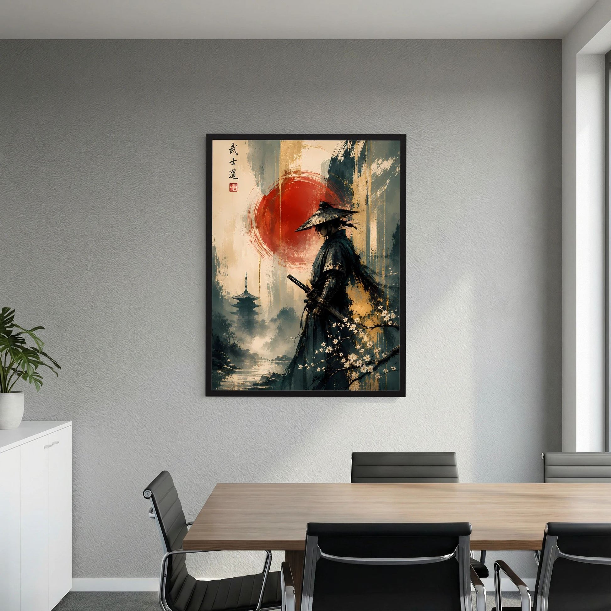 Gerahmtes Poster mit Samurai-Silhouette vor roter Sonne und Nebellandschaft, Hochformat.