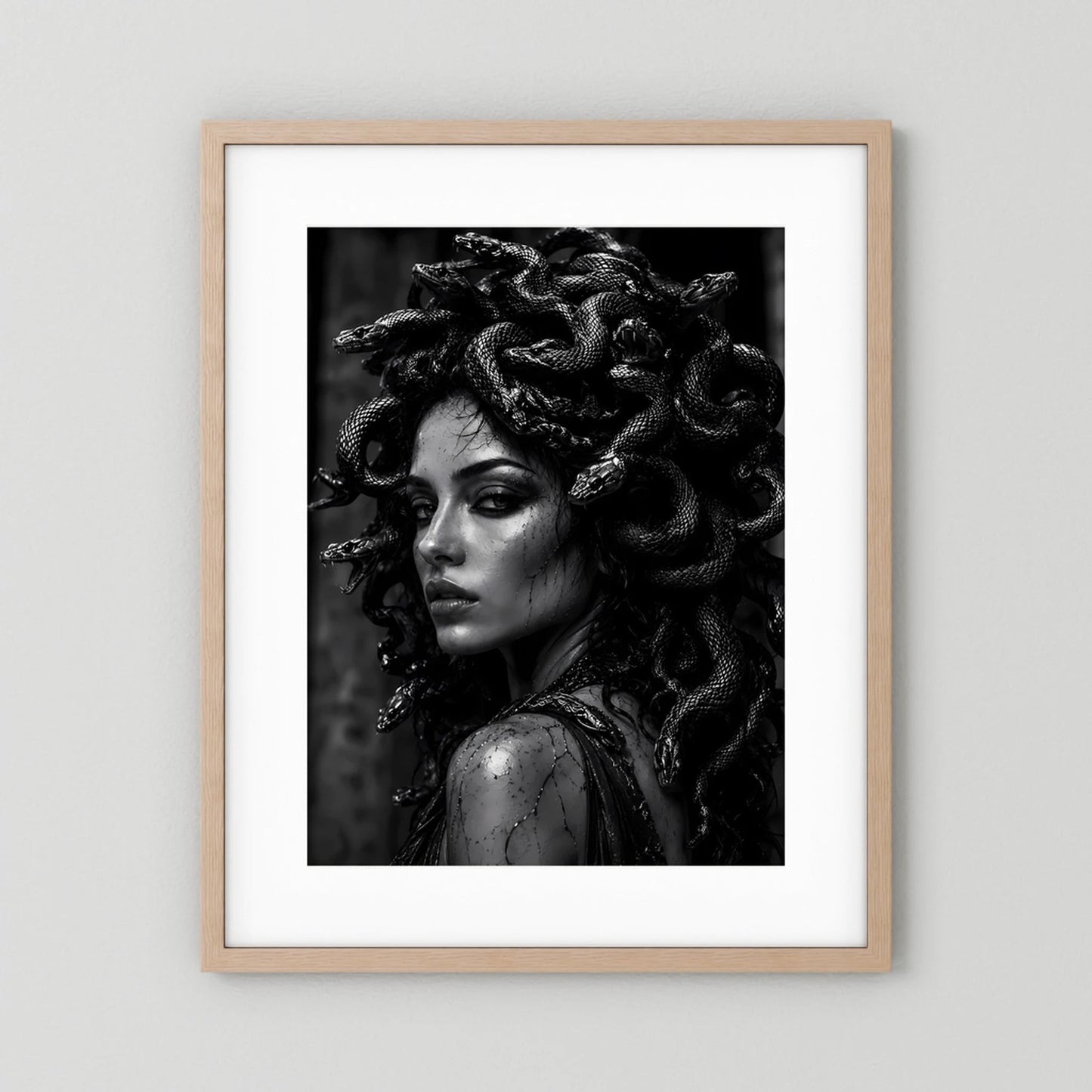Kunstposter im Hochformat mit hellem Holzrahmen und weißem Passepartout: schwarzweißes Frauenporträt