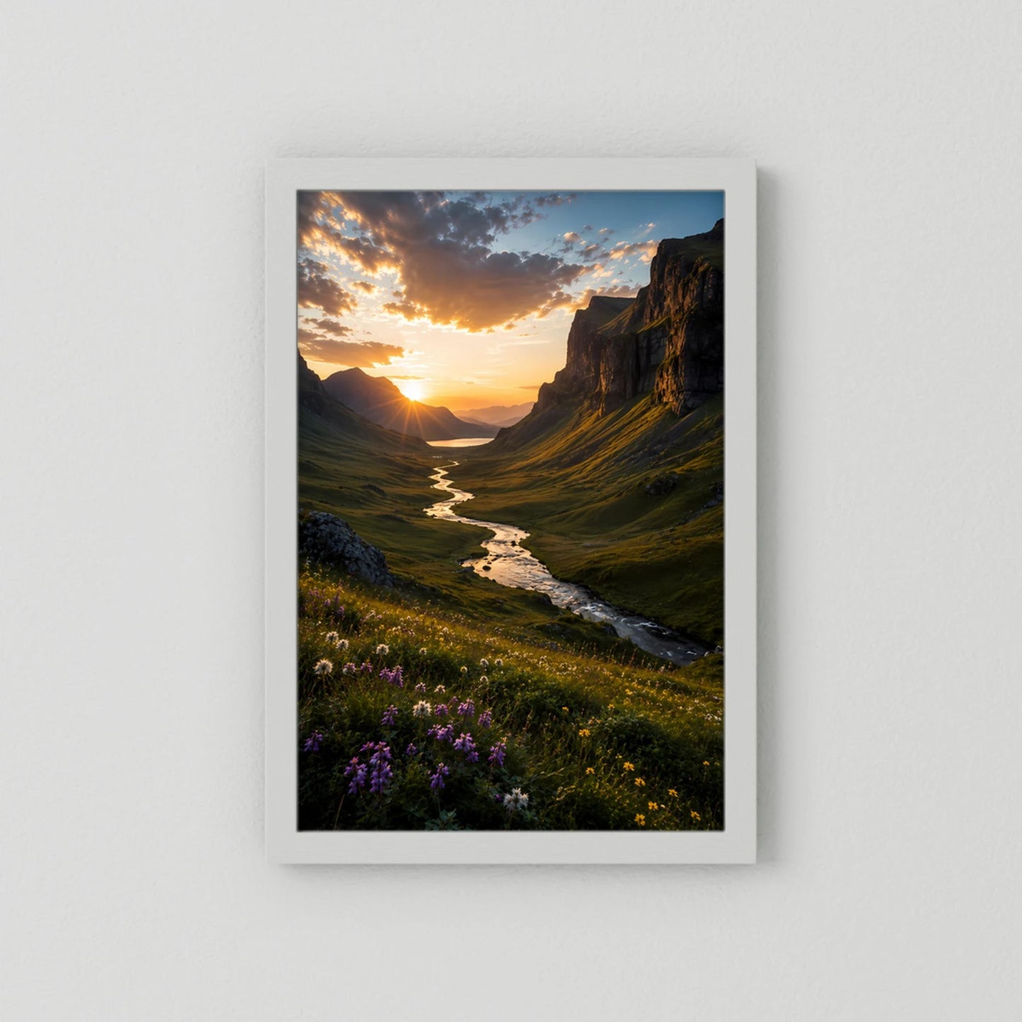 Poster im Hochformat mit hellem Rand: Sonnenuntergang, Fluss durch grünes Tal