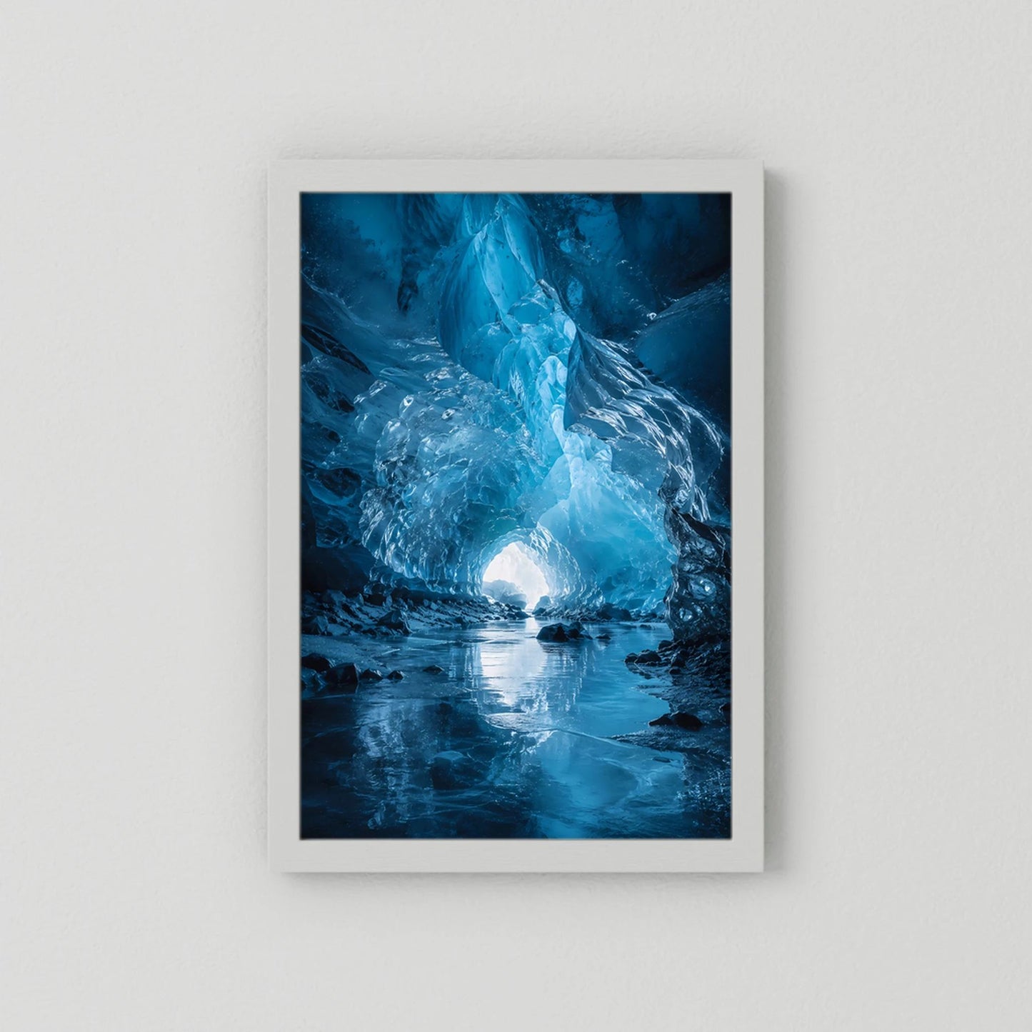 Hochformatiges Poster im hellen Rahmen mit blauer Eishöhle und Lichtöffnung