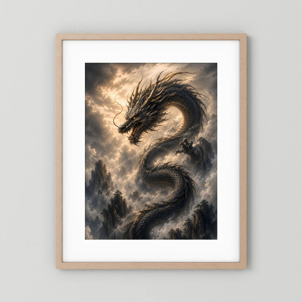 Drachenposter mit schwarzem Drachen über Wolkenbergen im Hochformat, heller Holzrahmen