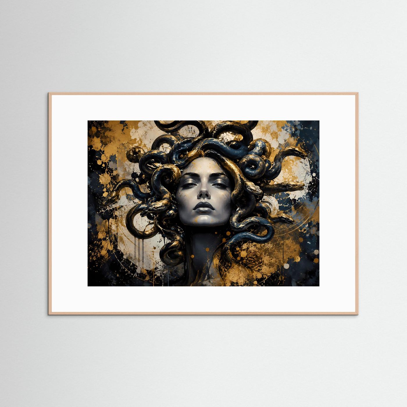 Gerahmtes Wandbild mit Medusenmotiv in Schwarz und Gold, heller Holzrahmen