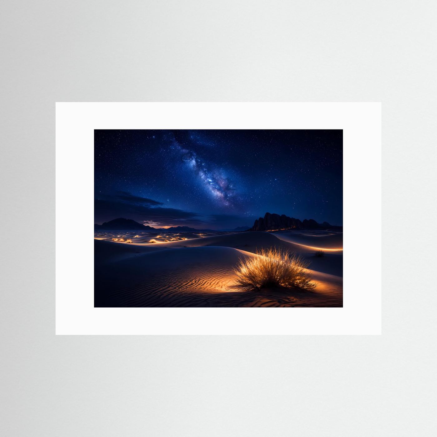Wüste bei Nacht Poster Querformat | Sternenhimmel & Milchstraße Wandbild | Moderne Wüstenlandschaft mit Sanddünen