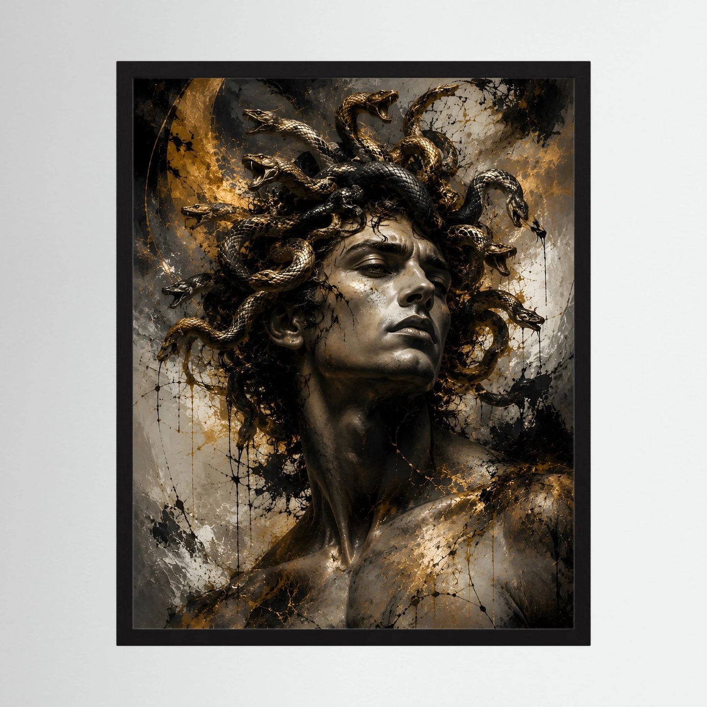 Hochformat-Artprint mit Porträt einer Frau, Schlangen, Schwarz-Gold, im schwarzen Rahmen