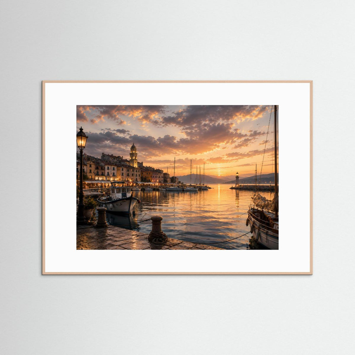 Poster im Querformat mit natürlichem Holzrahmen: Hafen bei Sonnenuntergang, Boote im Hafen