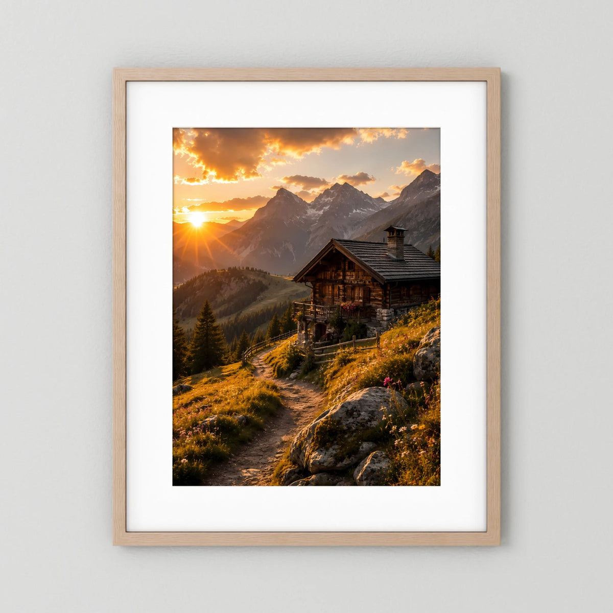 Hochformat-Poster mit hellem Holzrahmen und weißem Rand: Berghütte im Sonnenuntergang