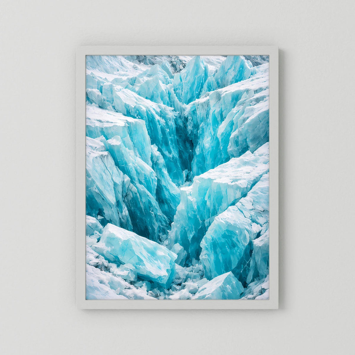 Hochformat-Poster mit türkisblauem Gletscher und weißen Eisschichten im hellen Rahmen